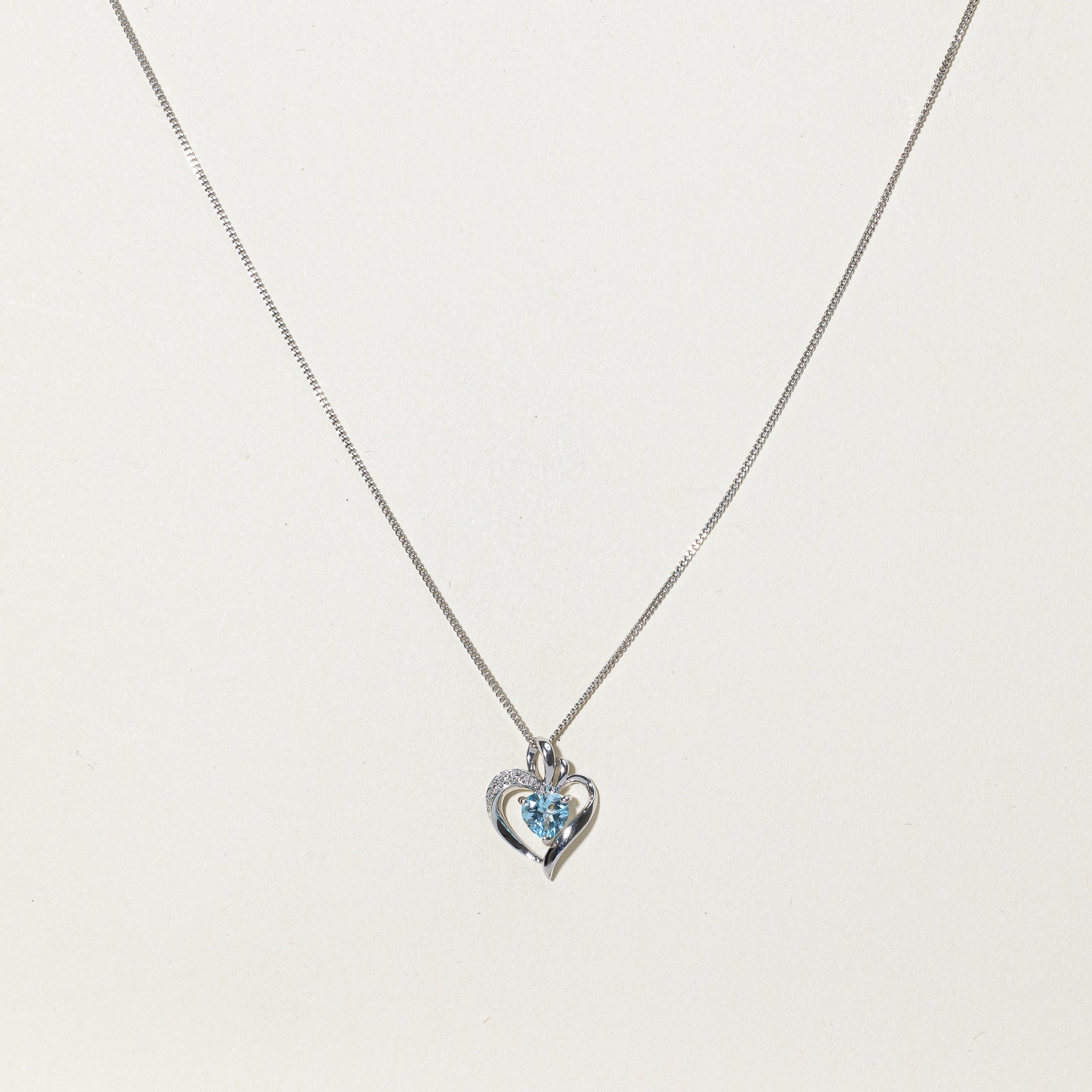 Pendentif et collier cœur en topaze et diamants | 0,90 ct, 0,01 ct au total | 43 cm | 