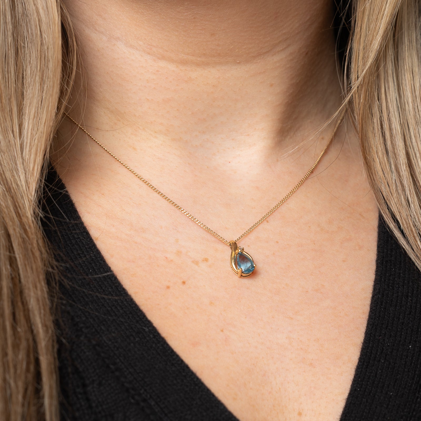 Topaz & Diamond Pendant | 1.70ct, 0.007ct |