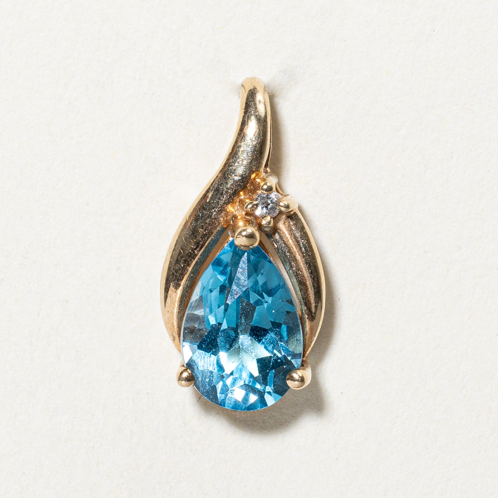 Topaz & Diamond Pendant | 1.70ct, 0.007ct |