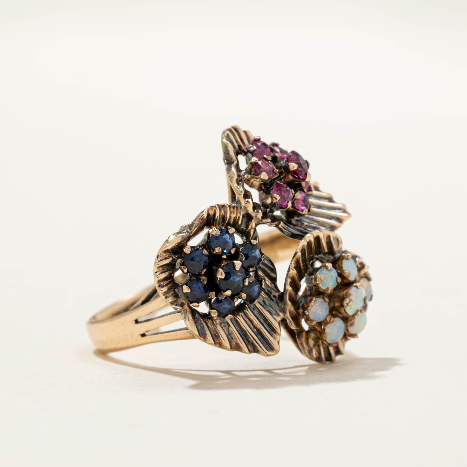 Bague cocktail sertie de rubis, saphirs et opales | 0,90 ct | Taille 8