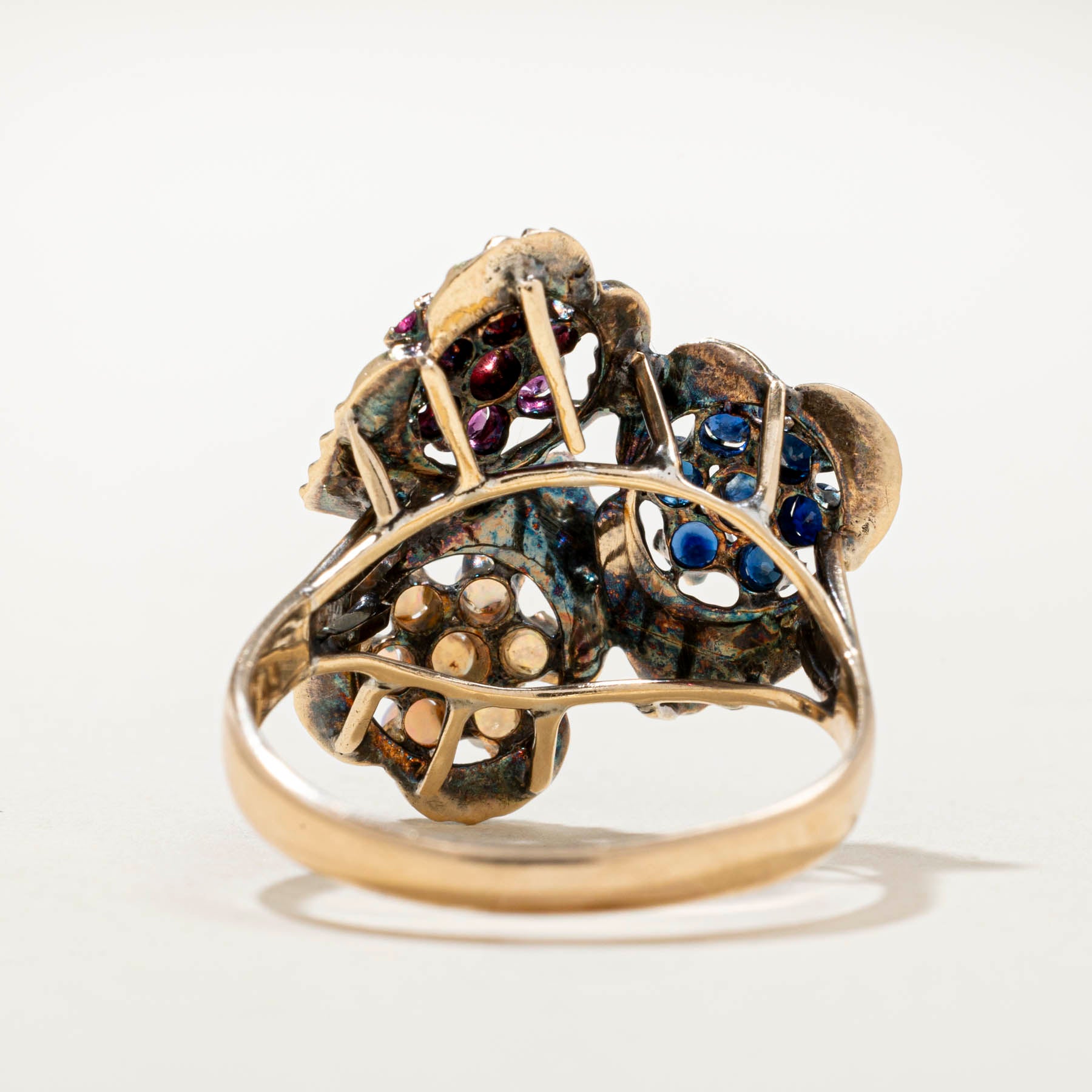 Bague cocktail sertie de rubis, saphirs et opales | 0,90 ct | Taille 8