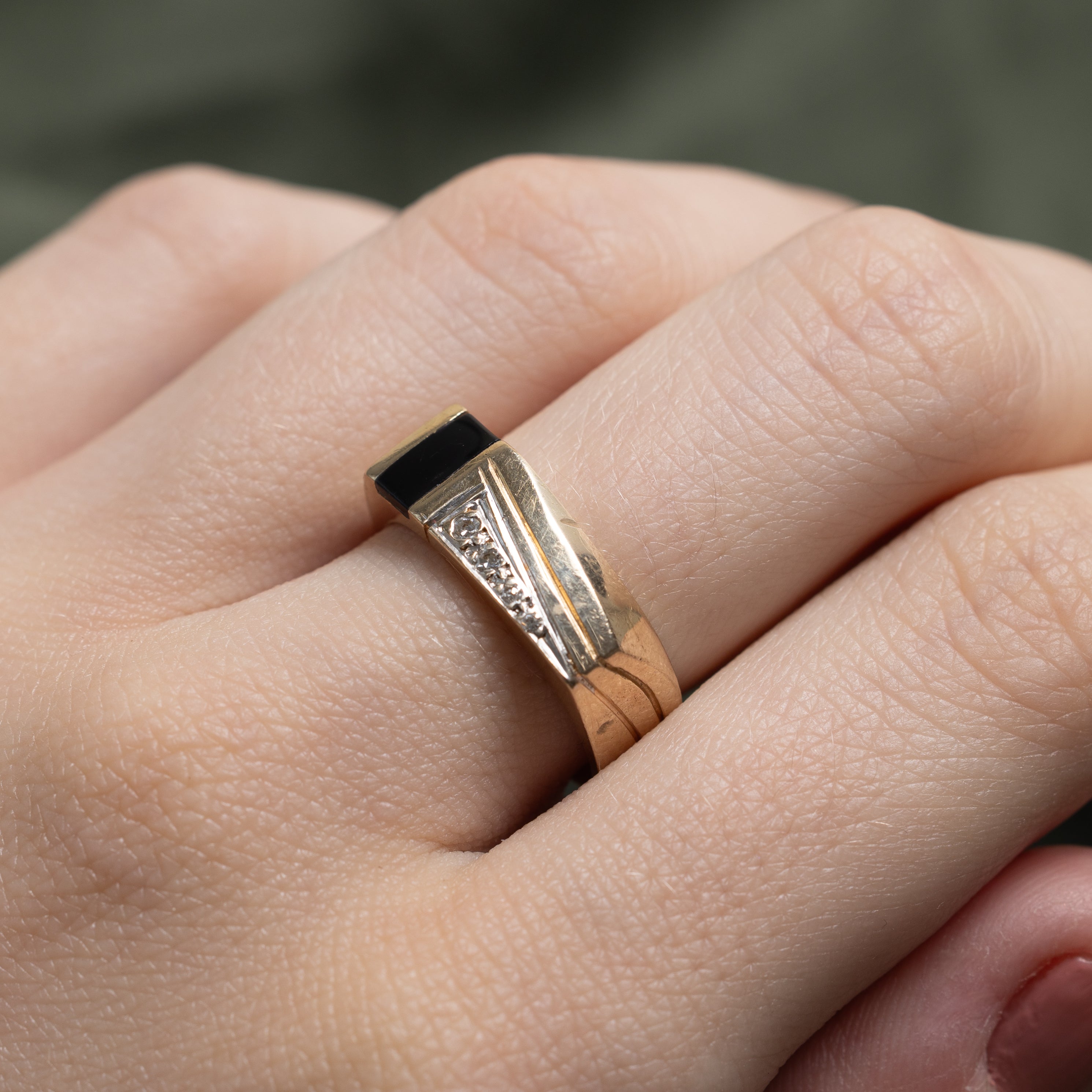 Onyx & Diamond Grooved Ring | 0.15ct, 0.01ctw | SZ 7