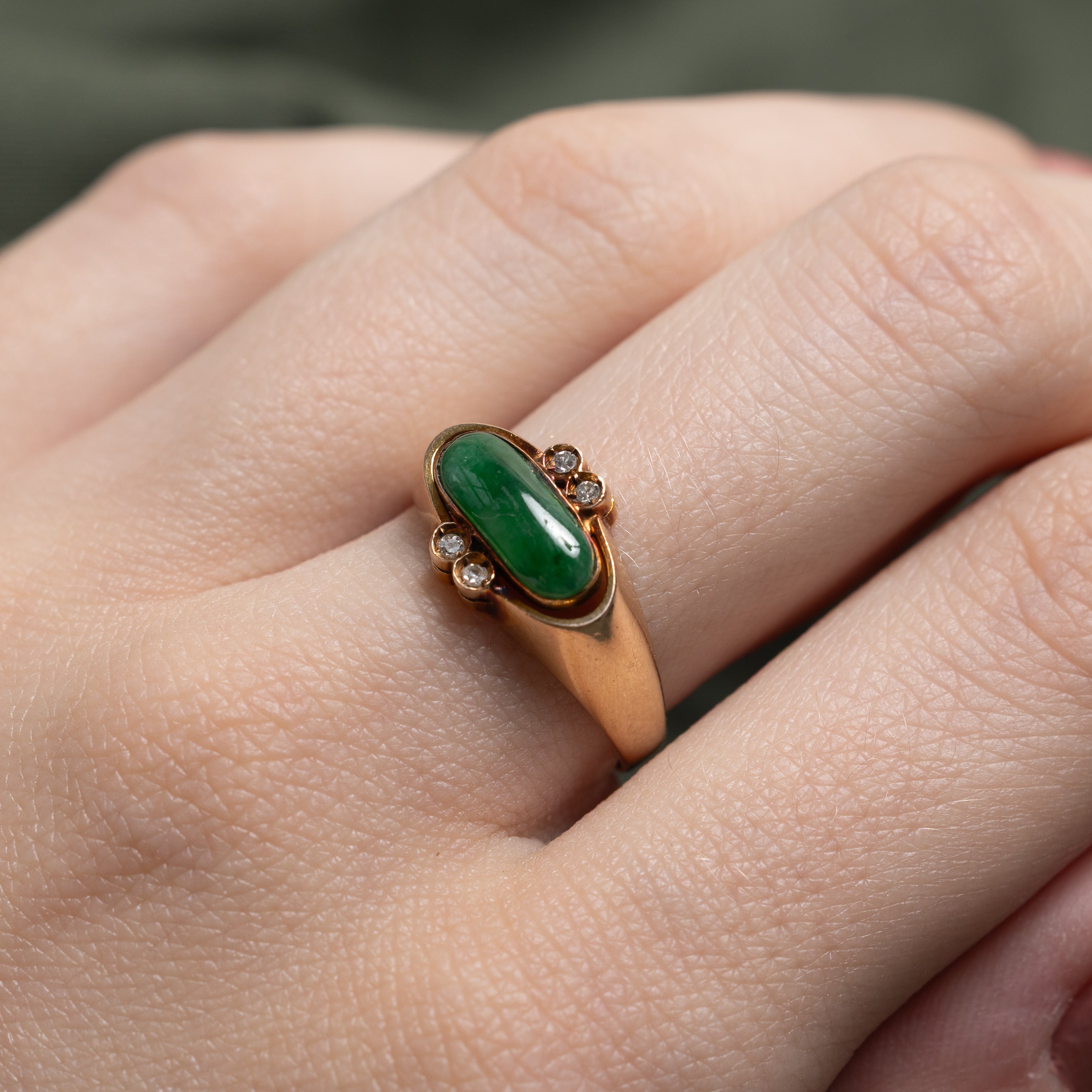 Bague East West en jadéite et diamants | 1,03 ct, 0,02 ct au total | Taille 7,25
