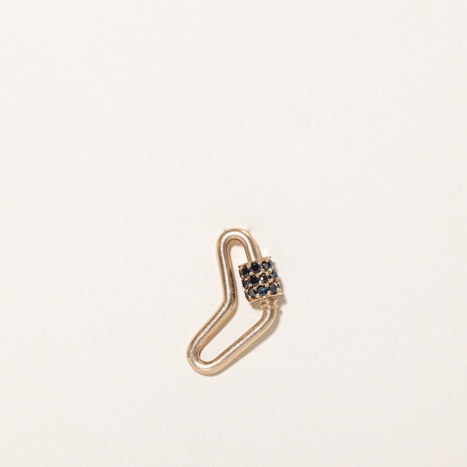 Fermoir boomerang serti de diamants noirs « Marla Aaron » | 0,85 ct