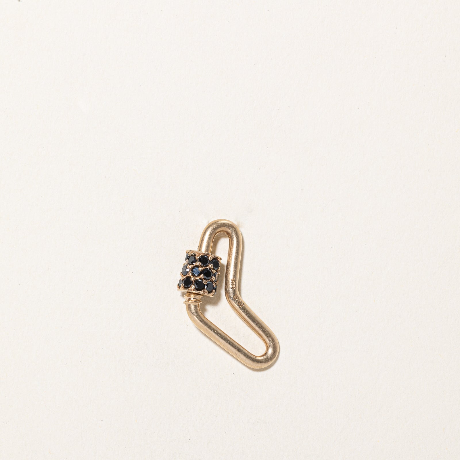 Fermoir boomerang serti de diamants noirs « Marla Aaron » | 0,85 ct