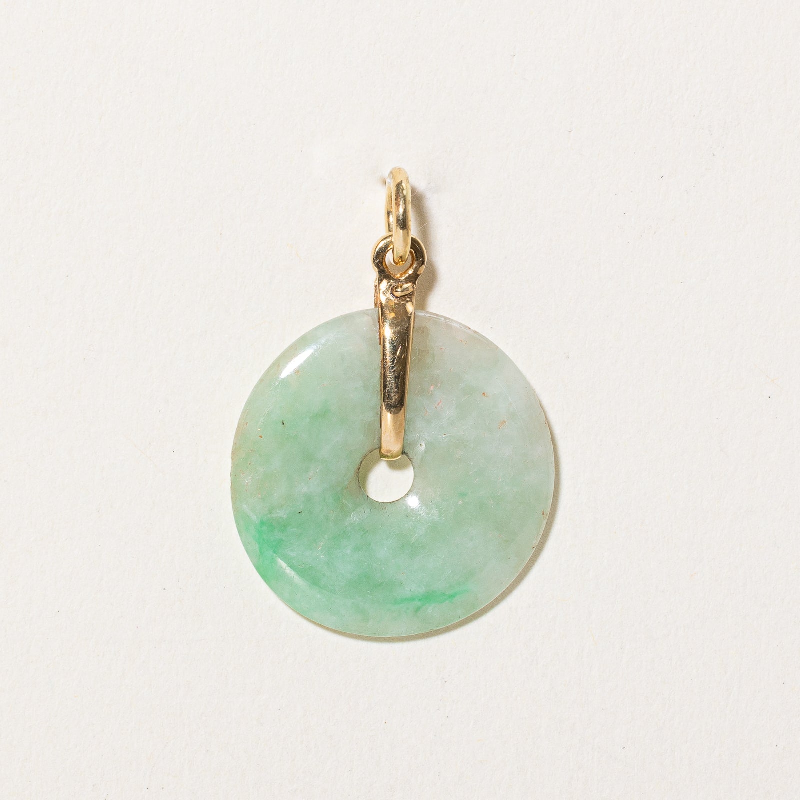 Pendentif en jadéite en forme de donut | 12,00 ct