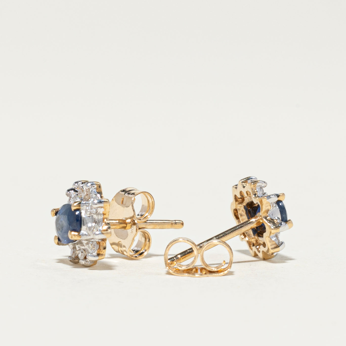 Boucles d'oreilles puces en forme de pétales, saphirs et diamants | 0,50 ct et 0,10 ct
