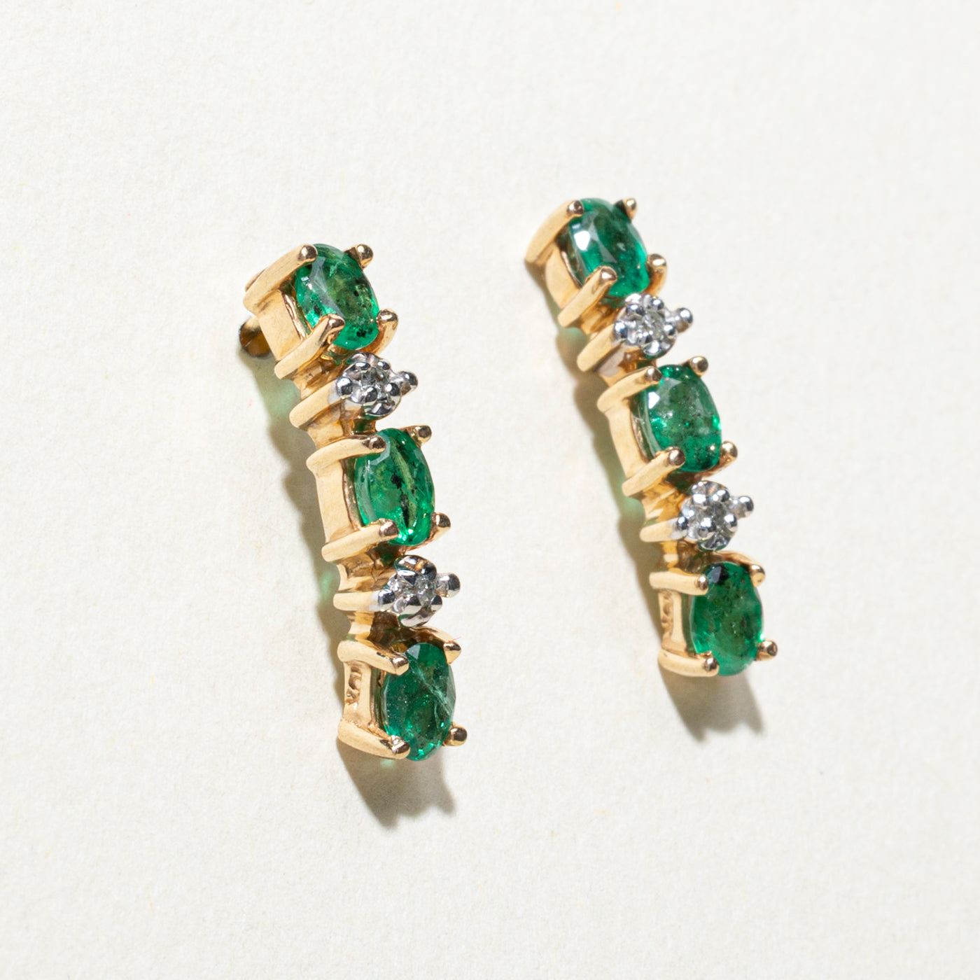 Boucles d'oreilles pendantes en émeraudes et diamants | 0,72 ct, 0,02 ct