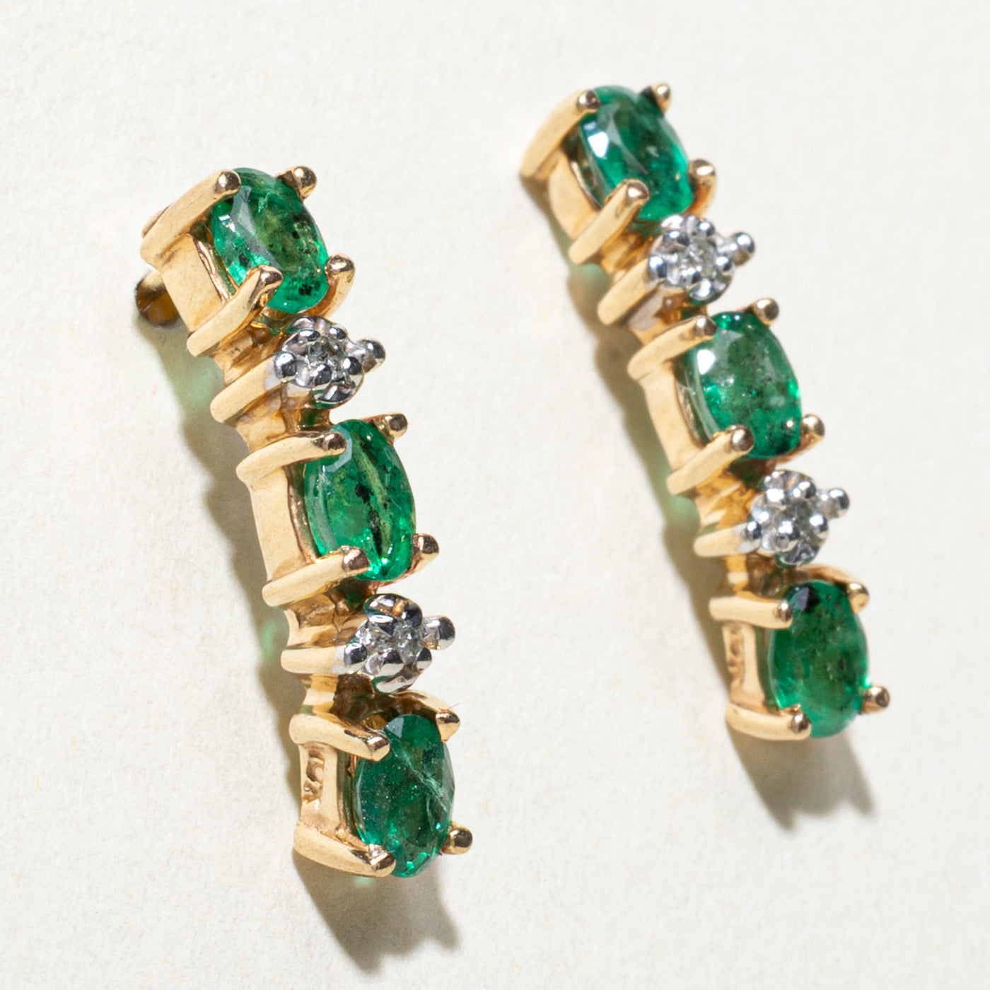 Boucles d'oreilles pendantes en émeraudes et diamants | 0,72 ct, 0,02 ct