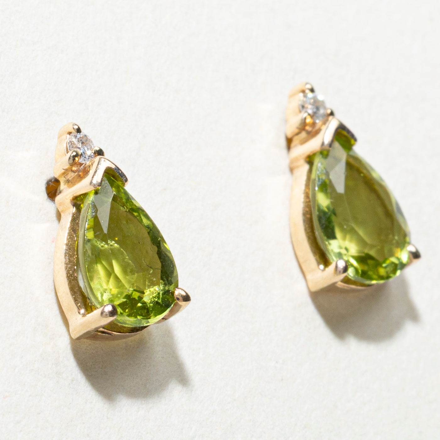 Boucles d'oreilles puces en péridot taille poire et diamants | 1,60 ct, 0,02 ct