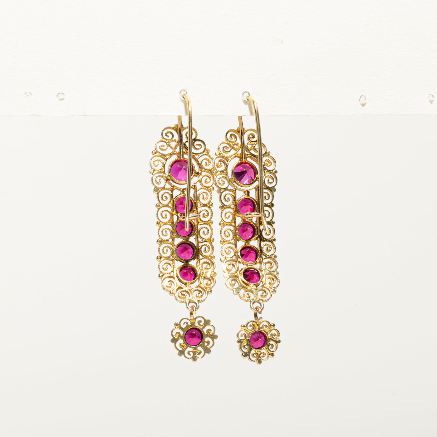 Boucles d'oreilles pendantes en or 10 carats serties de rubis synthétiques (4,20 ct au total) | 4,20 ct