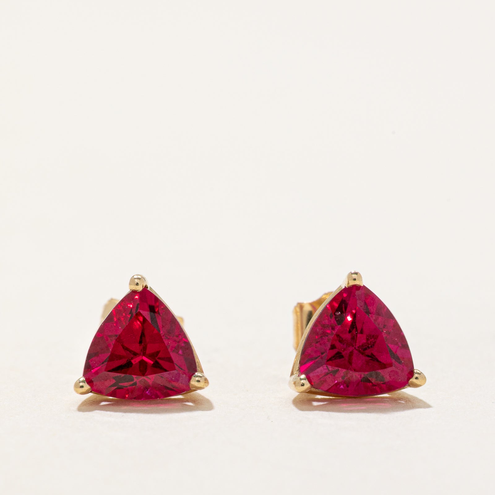 Boucles d'oreilles puces en rubis synthétiques taille trillion | 2,00 ct