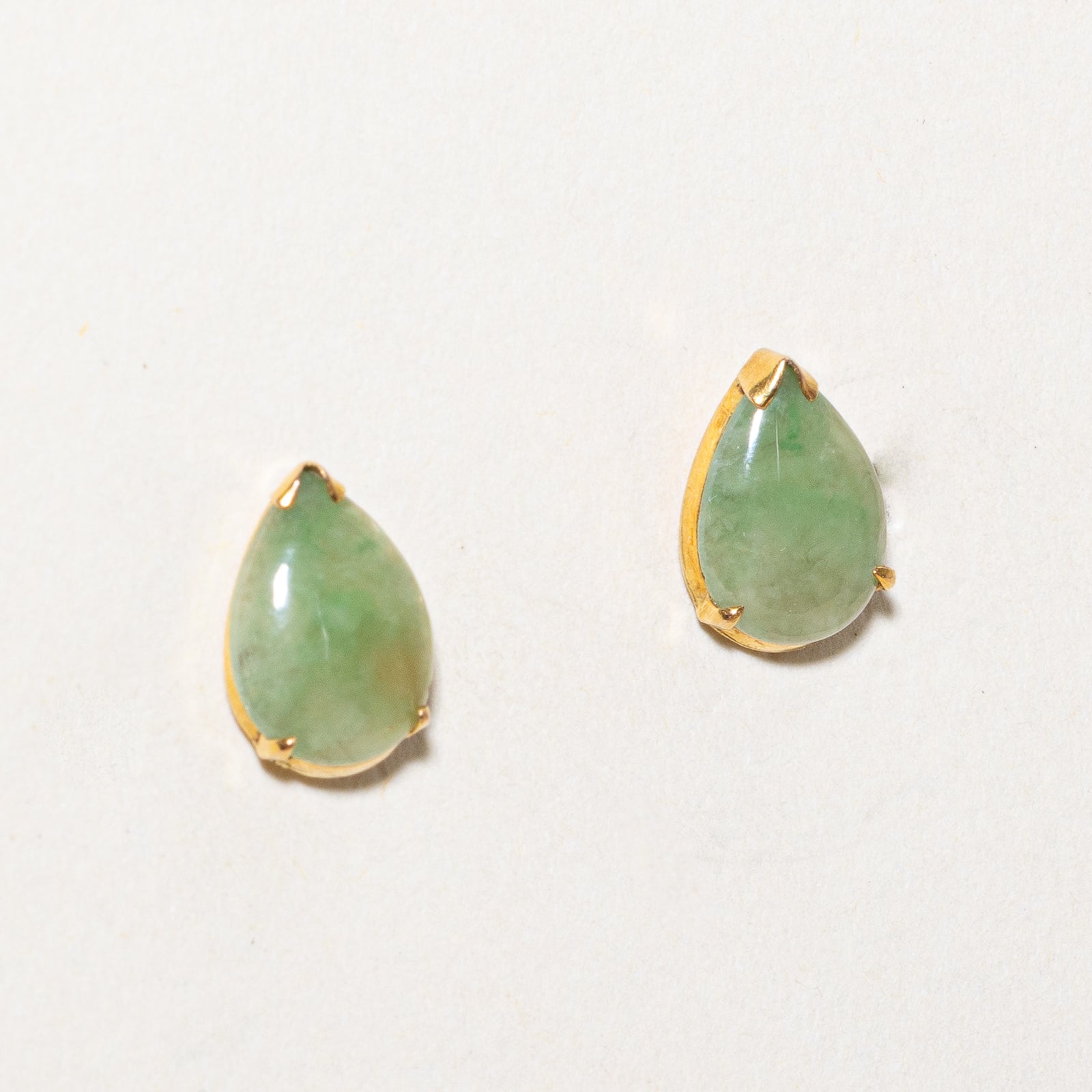 Boucles d'oreilles puces en jade cabochon poire | 2,50 ct