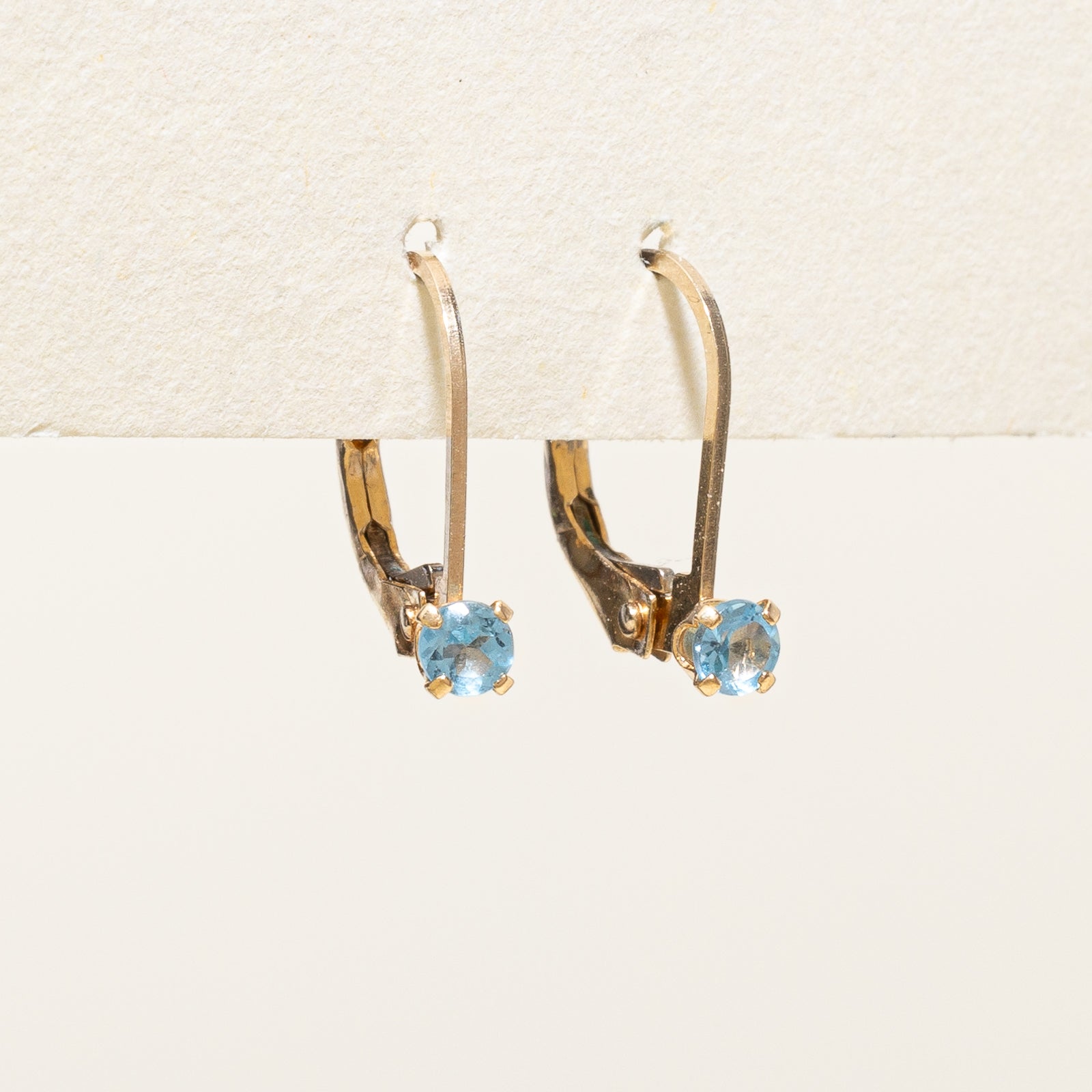 Boucles d'oreilles solitaire en topaze bleue | 0,10 ct