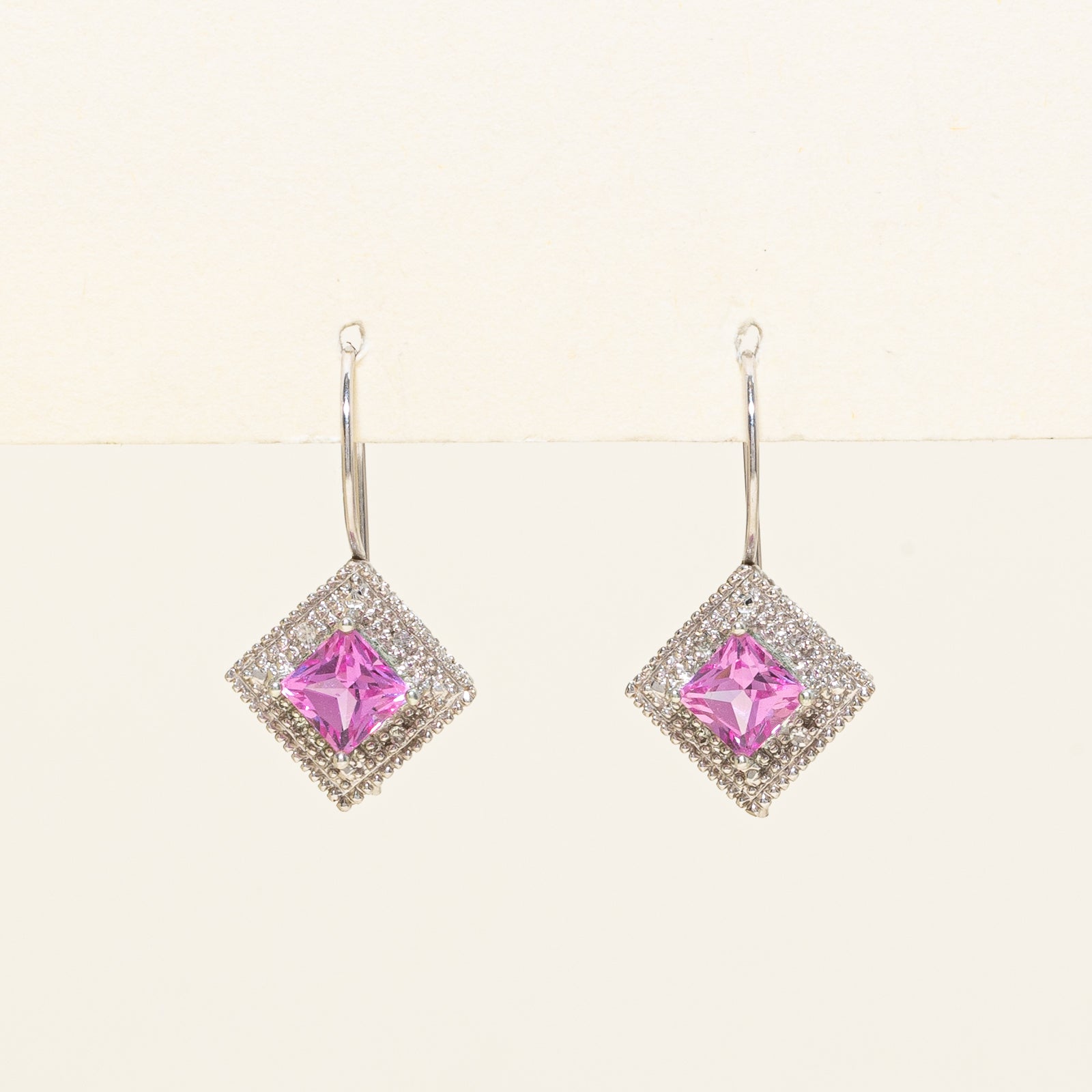 Boucles d'oreilles pendantes halo saphir synthétique et diamants | 2,00 ct, 0,04 ct |