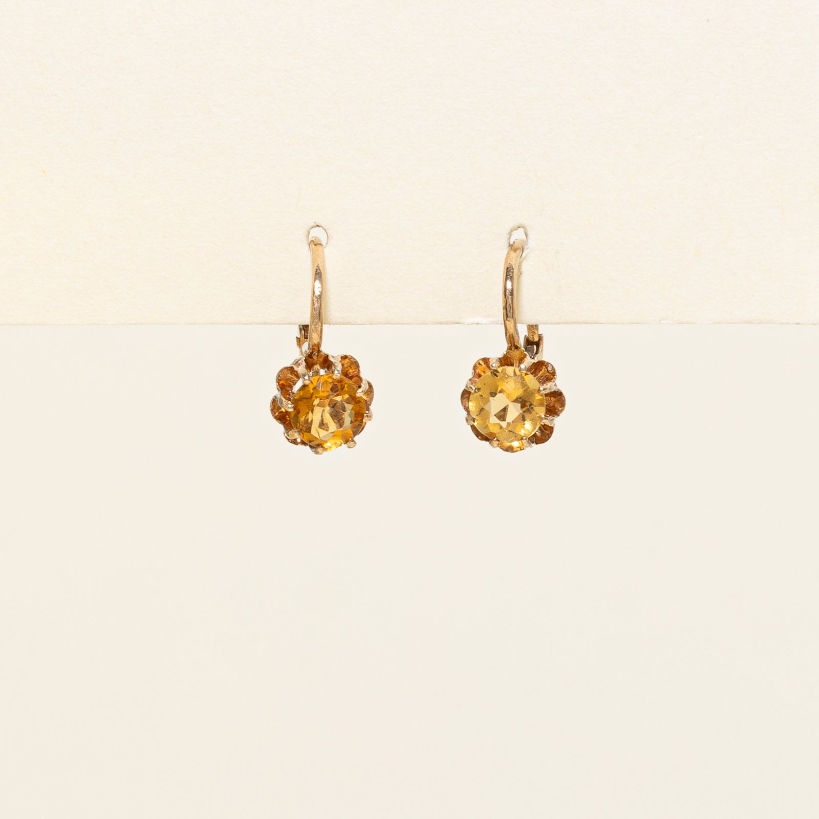 Boucles d'oreilles pendantes en citrine serties Belcher | 0,64 ct |