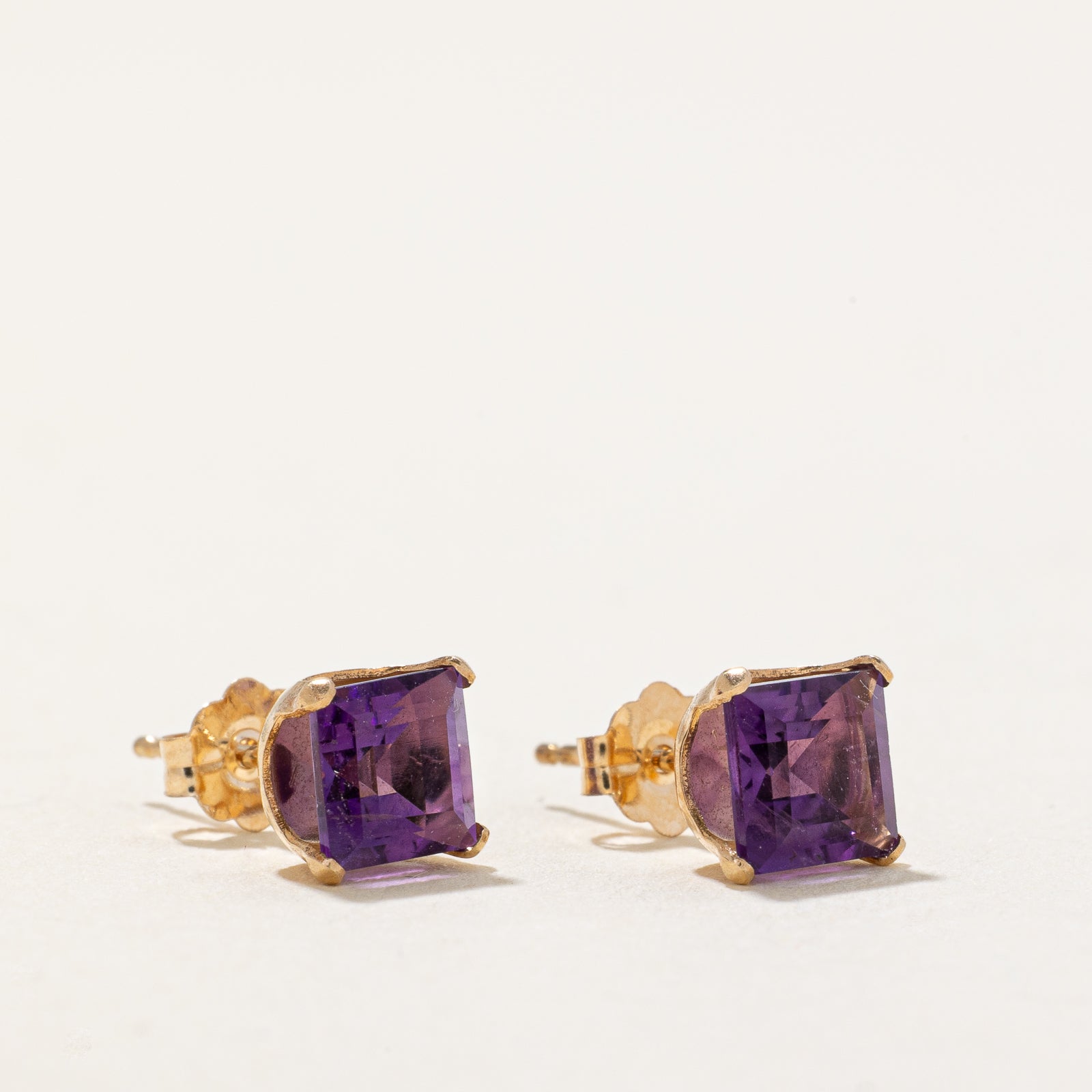 Boucles d'oreilles puces solitaire en améthyste | 1,00 ct