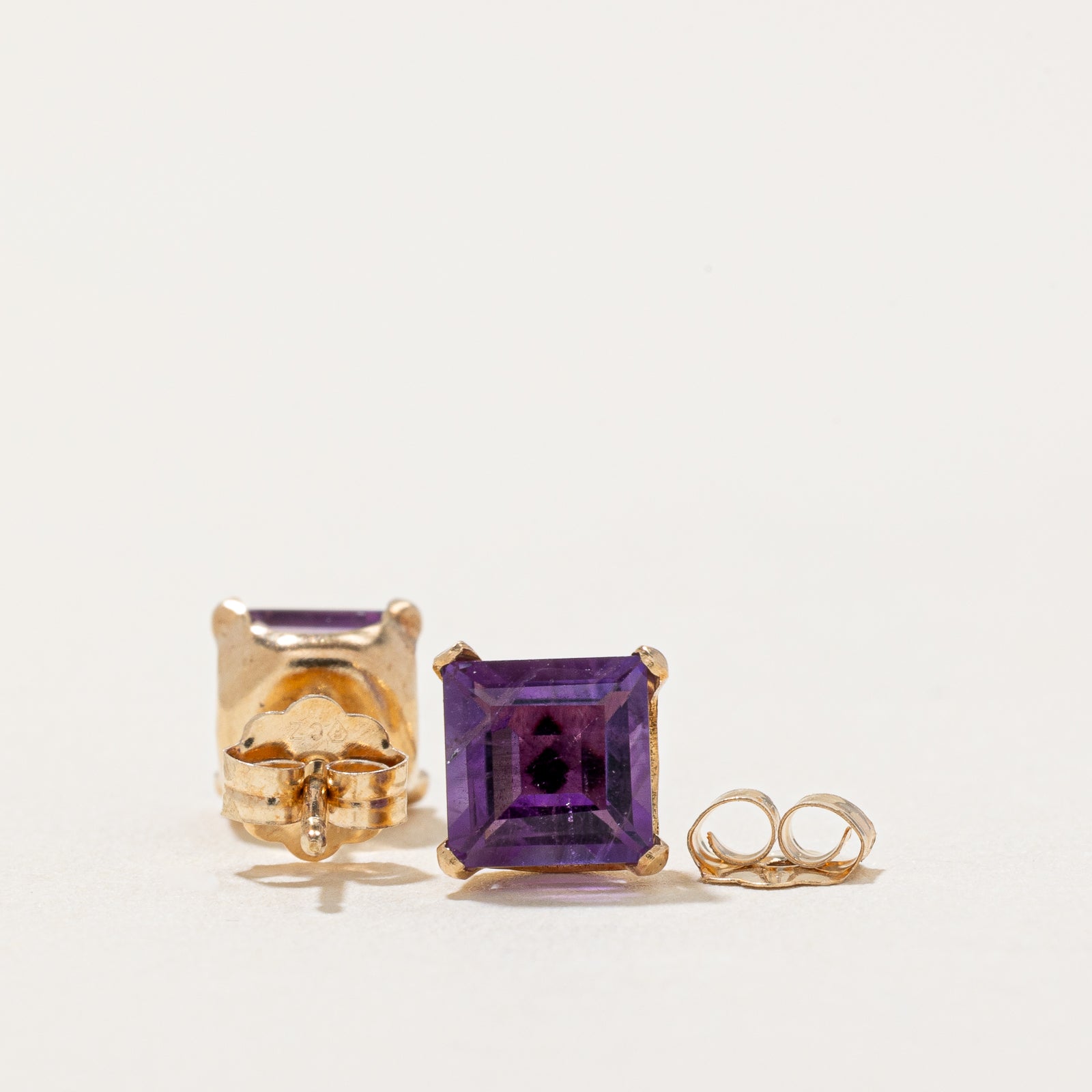 Boucles d'oreilles puces solitaire en améthyste | 1,00 ct