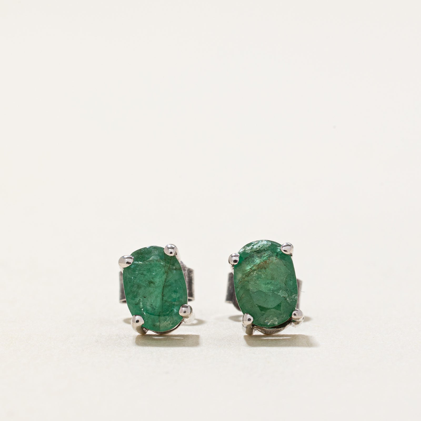 Boucles d'oreilles puces en argent sterling et émeraudes | 0,90 ct