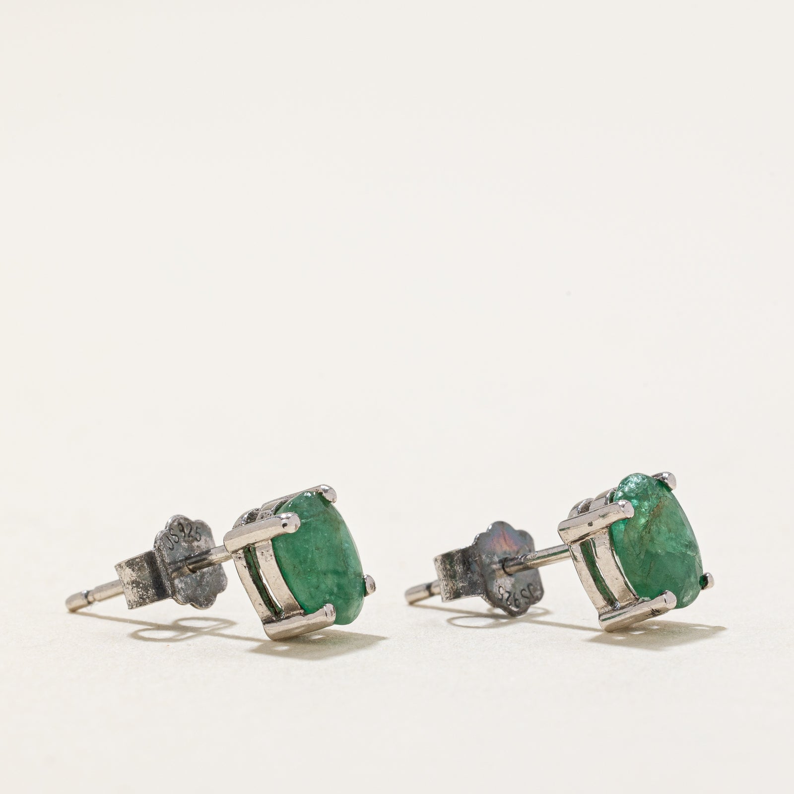 Boucles d'oreilles puces en argent sterling et émeraudes | 0,90 ct