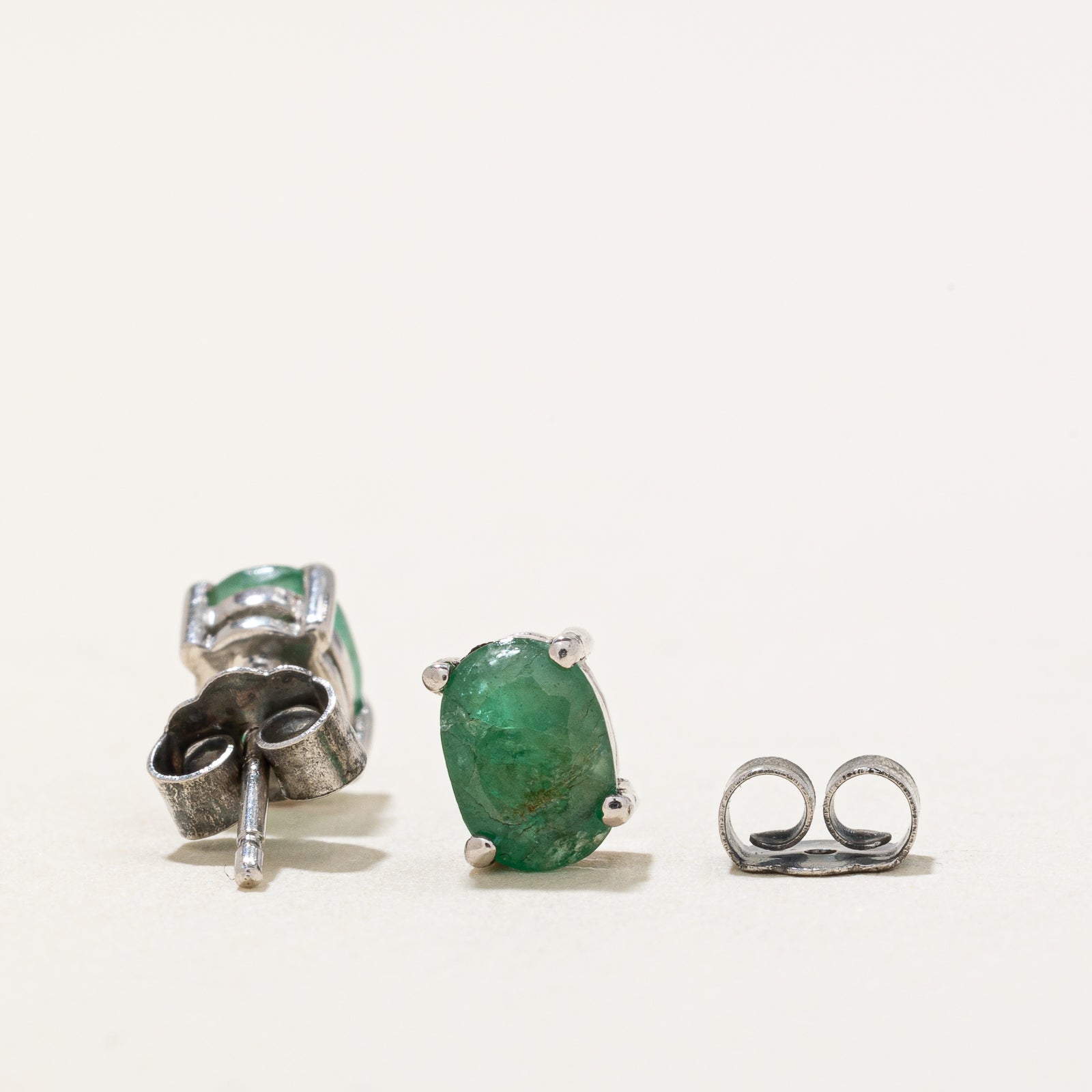 Boucles d'oreilles puces en argent sterling et émeraudes | 0,90 ct