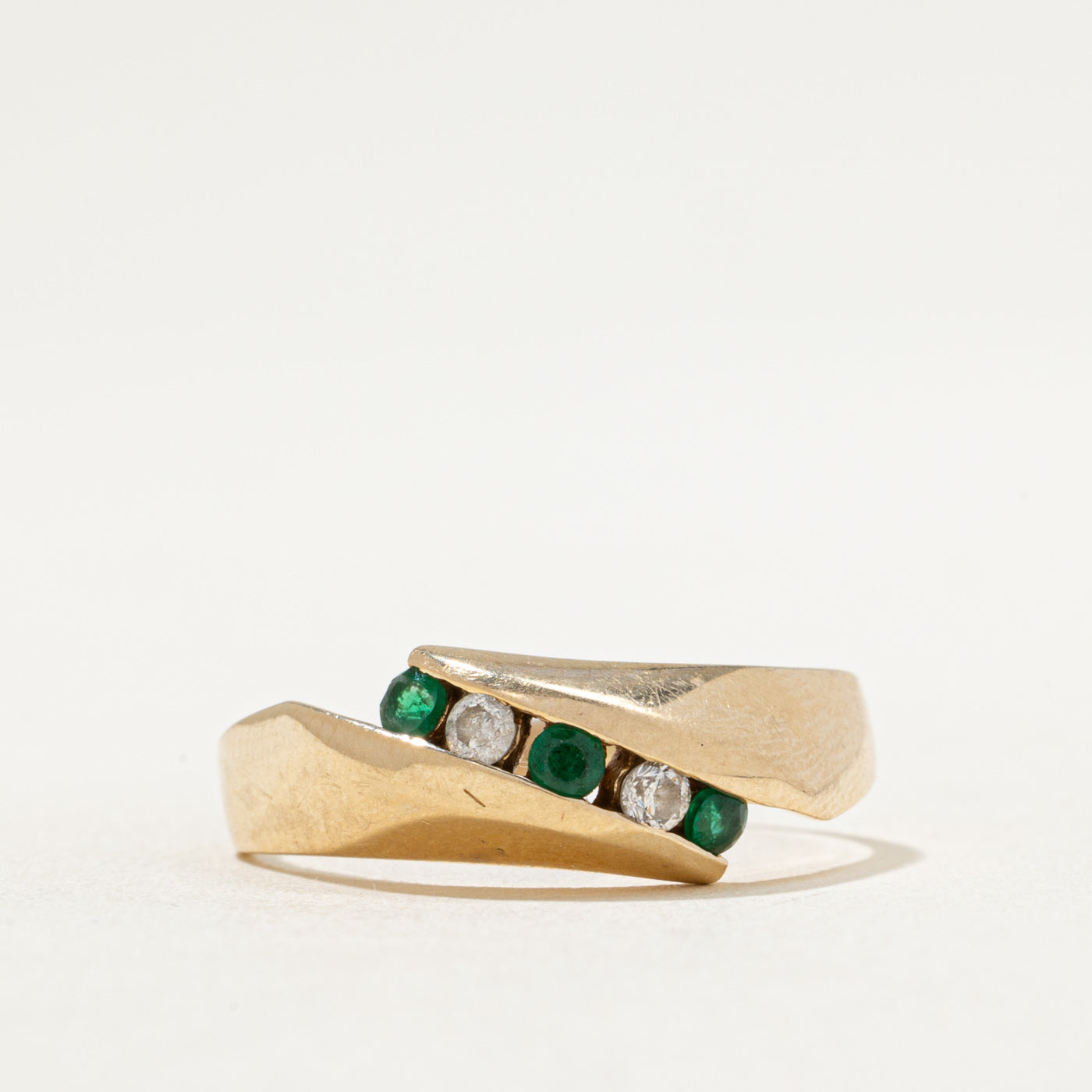 Bague sertie tension d'émeraudes et de diamants | 0,08 ct au total, 0,08 ct au total | Taille 9,5