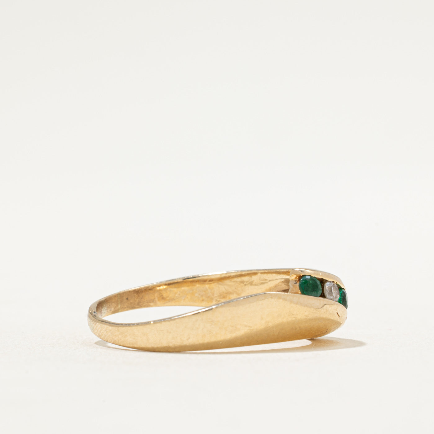 Bague sertie tension d'émeraudes et de diamants | 0,08 ct au total, 0,08 ct au total | Taille 9,5