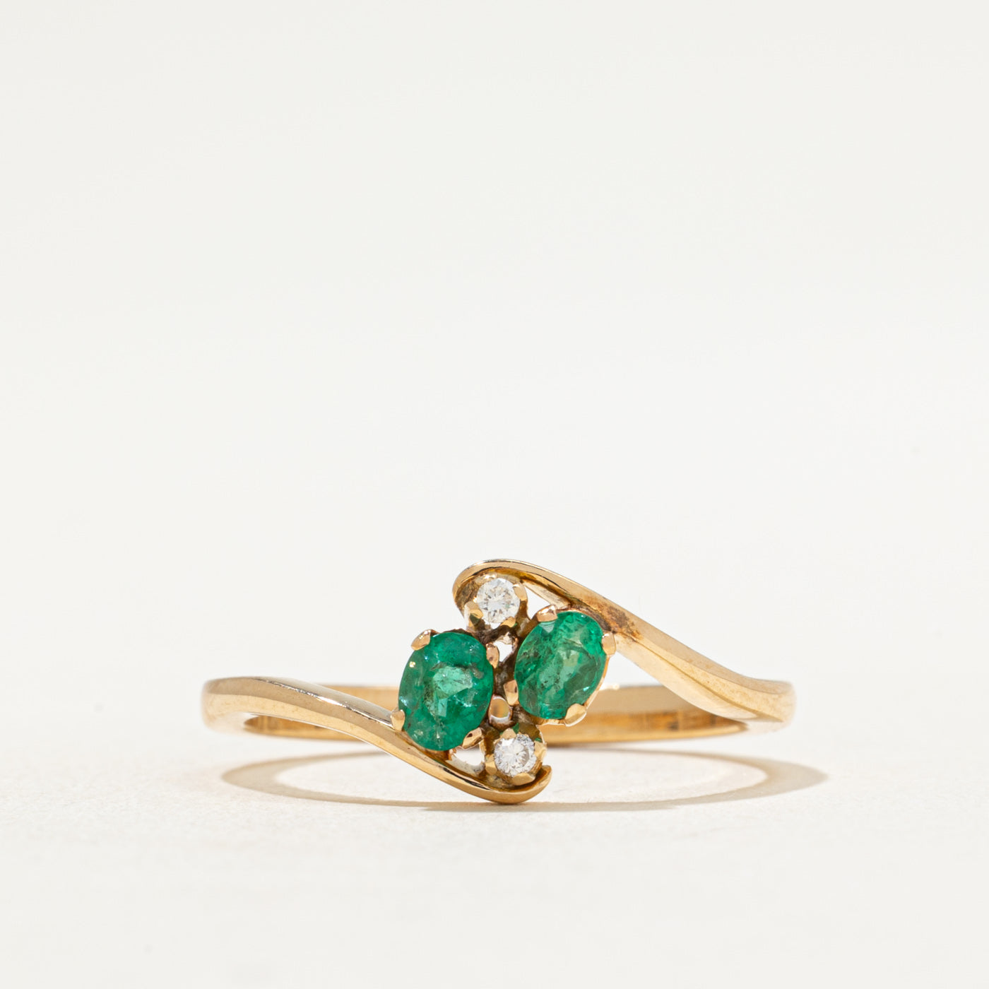 Bague sertie d'émeraudes et de diamants | 0,30 ct au total, 0,02 ct² | Taille 7,25