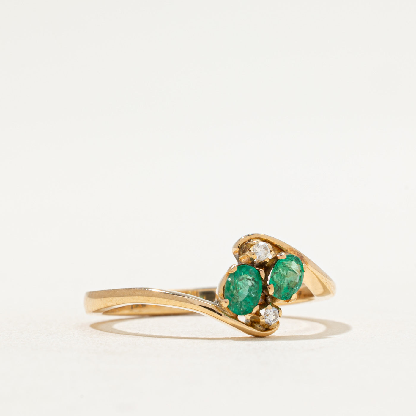 Bague sertie d'émeraudes et de diamants | 0,30 ct au total, 0,02 ct² | Taille 7,25