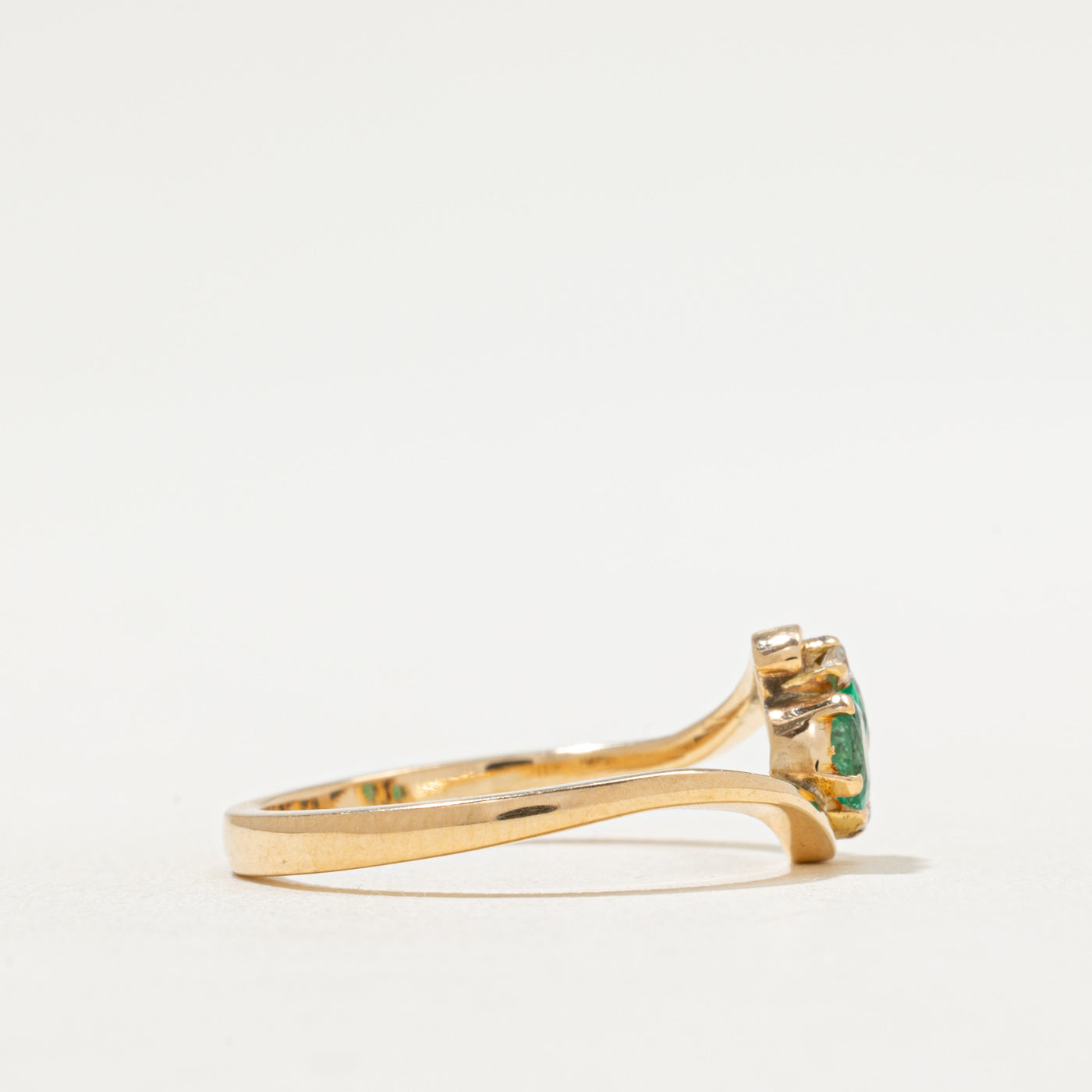 Bague sertie d'émeraudes et de diamants | 0,30 ct au total, 0,02 ct² | Taille 7,25