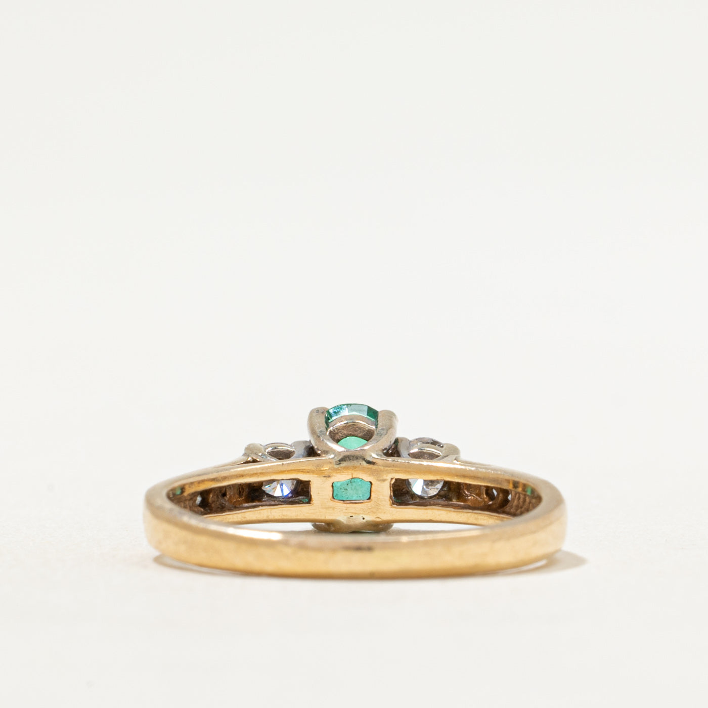 Bague émeraude et diamants | 0,25 ct, 0,25 ct au total | Taille 5,5