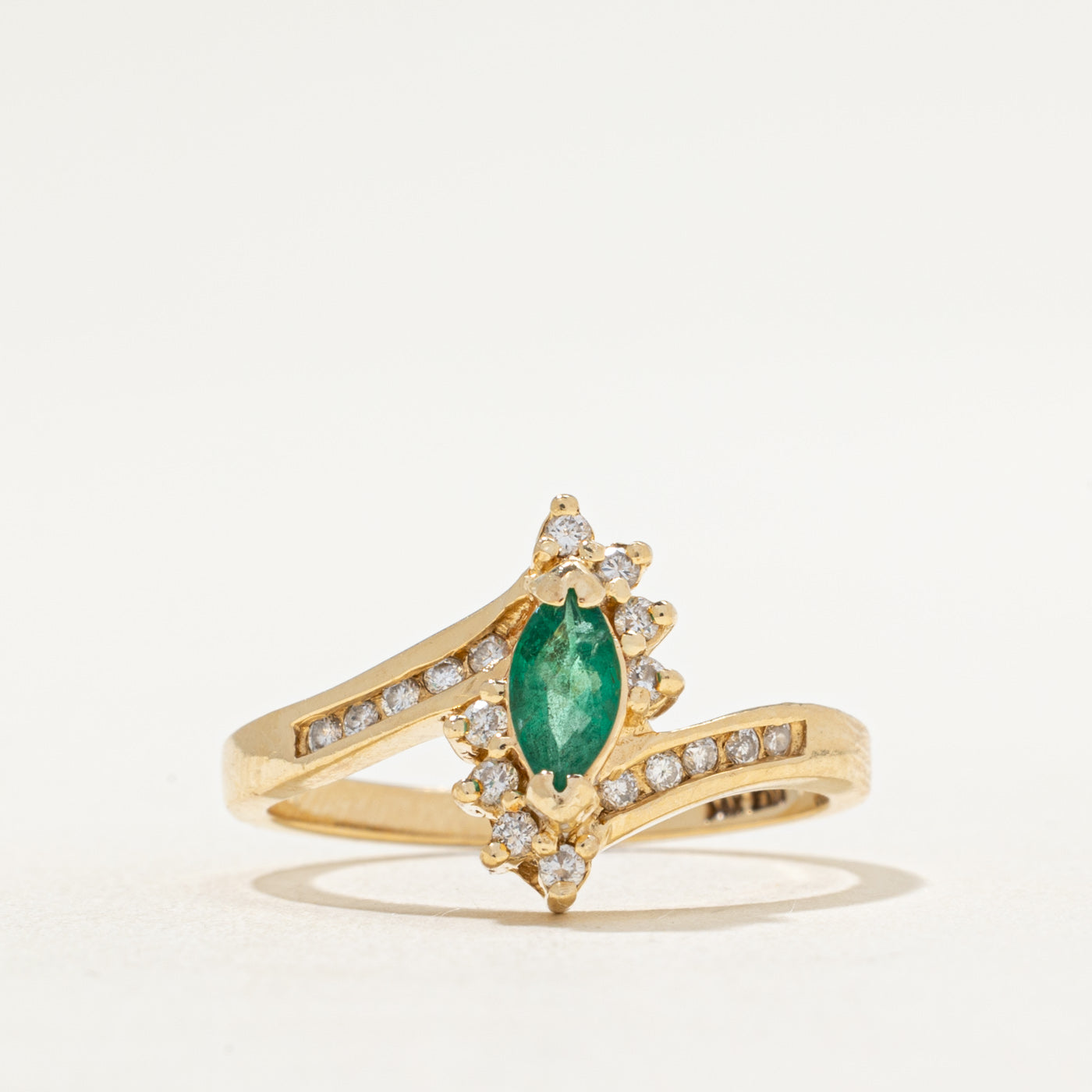 Bague sertie d'émeraudes et de diamants | 0,30 ct, 0,16 ct au total | Taille 7,25