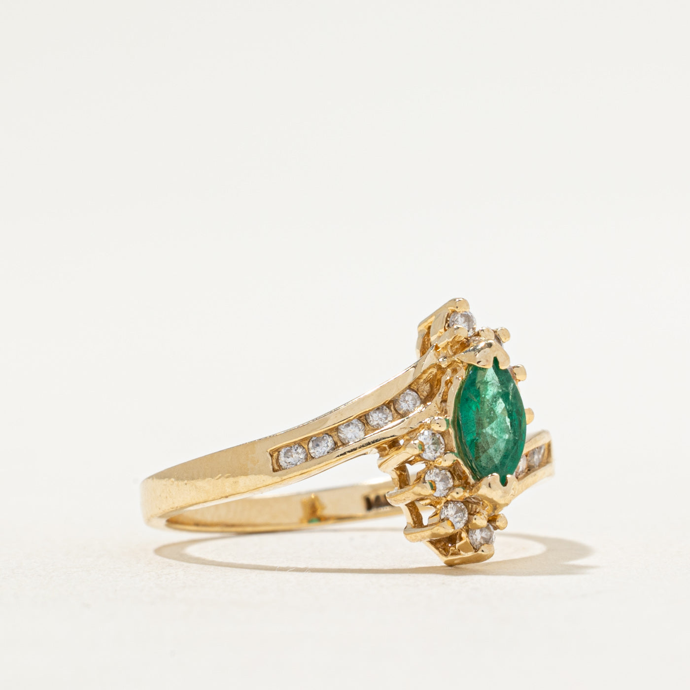 Bague sertie d'émeraudes et de diamants | 0,30 ct, 0,16 ct au total | Taille 7,25