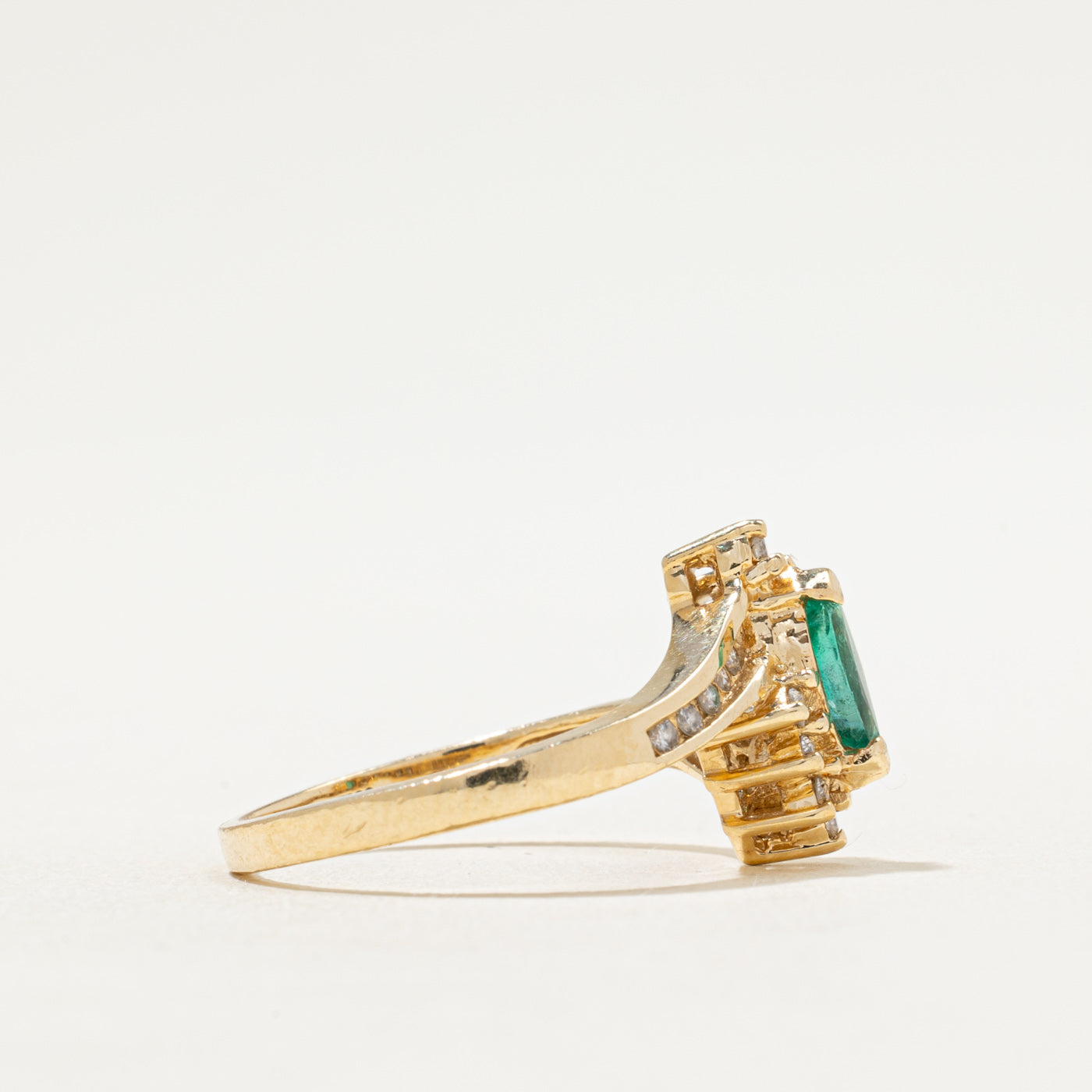 Bague sertie d'émeraudes et de diamants | 0,30 ct, 0,16 ct au total | Taille 7,25