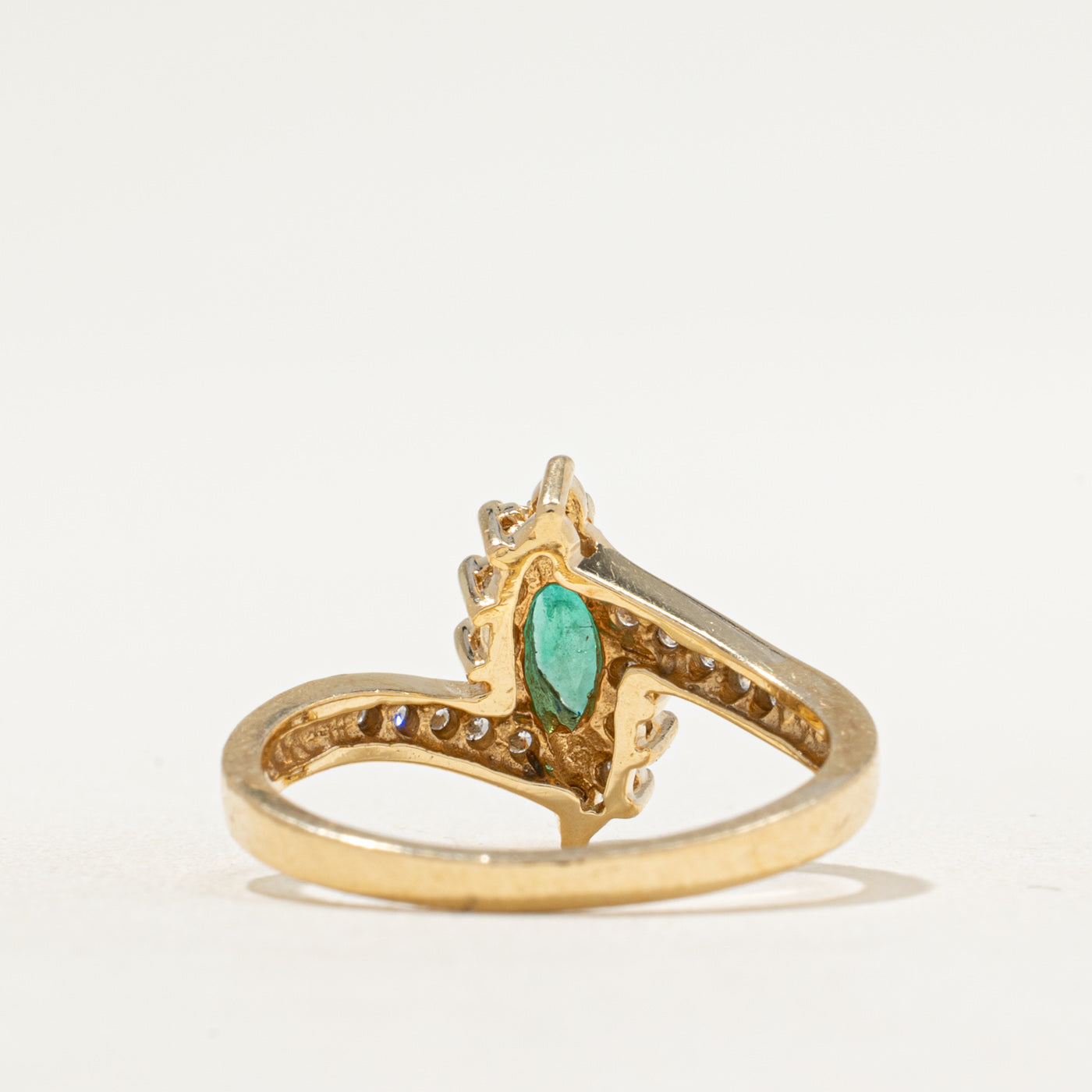 Bague sertie d'émeraudes et de diamants | 0,30 ct, 0,16 ct au total | Taille 7,25