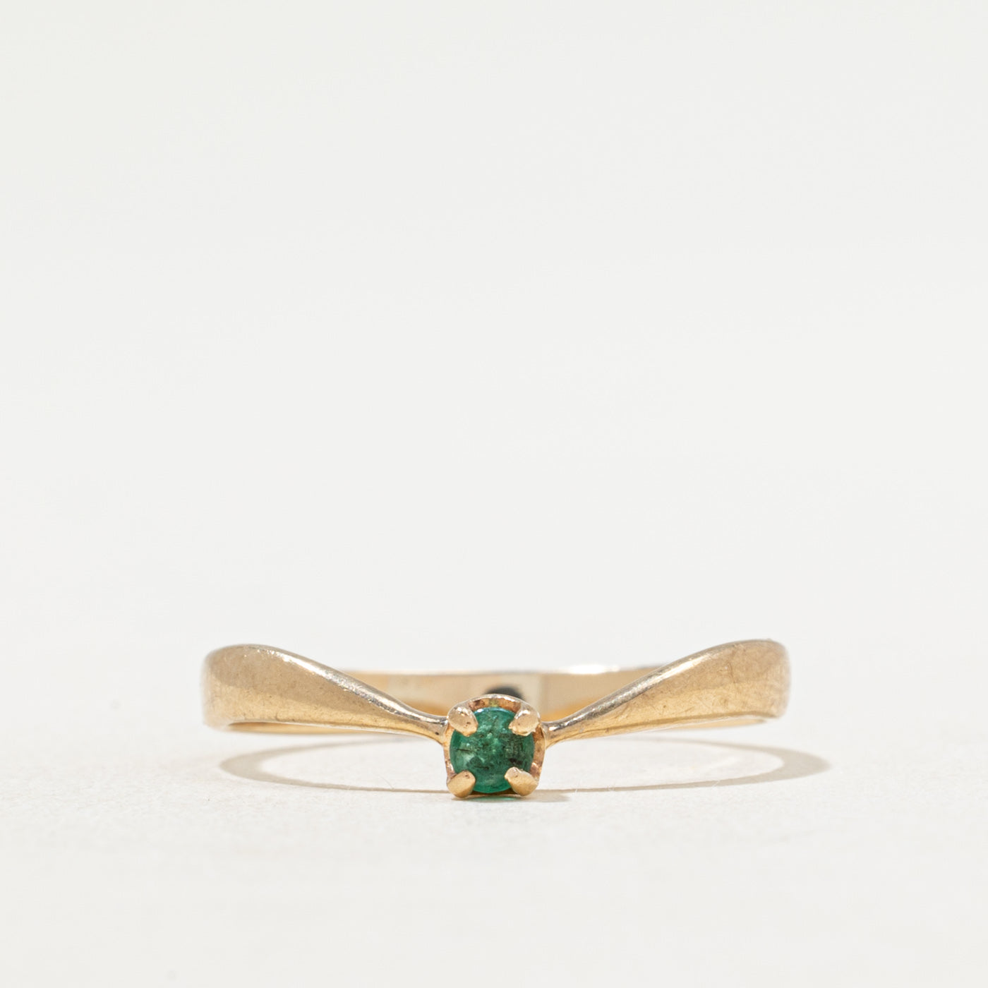 Bague chevron en émeraude unique | 0,025 ct | Taille 6,5