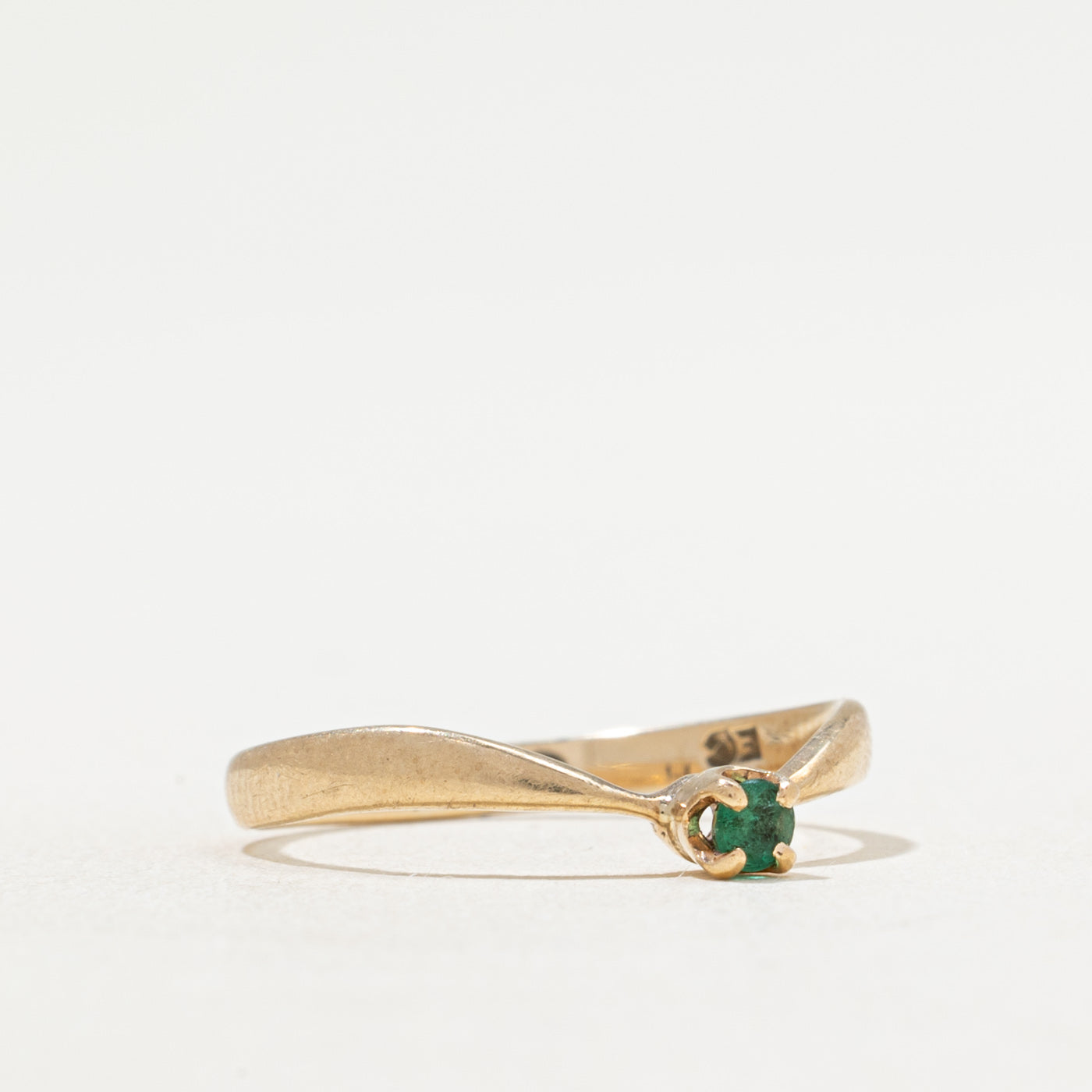 Bague chevron en émeraude unique | 0,025 ct | Taille 6,5