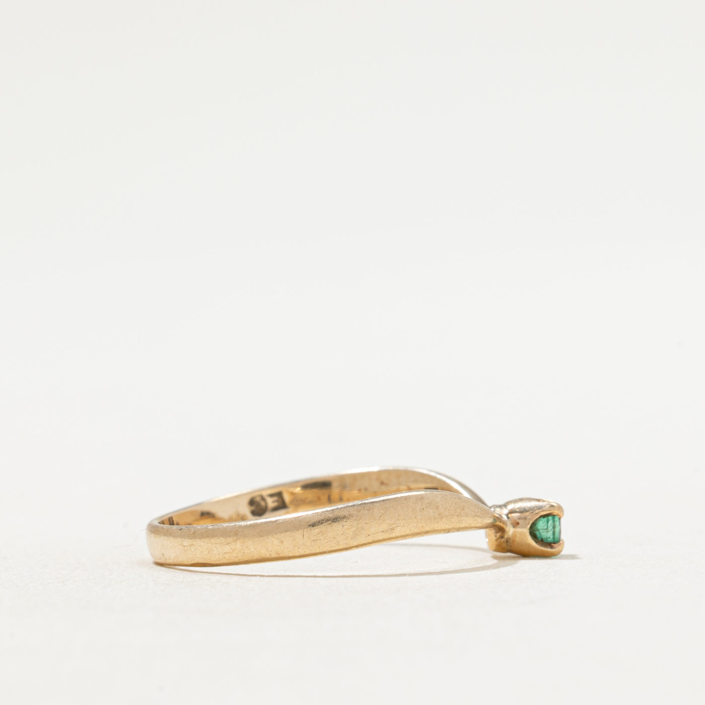 Bague chevron en émeraude unique | 0,025 ct | Taille 6,5