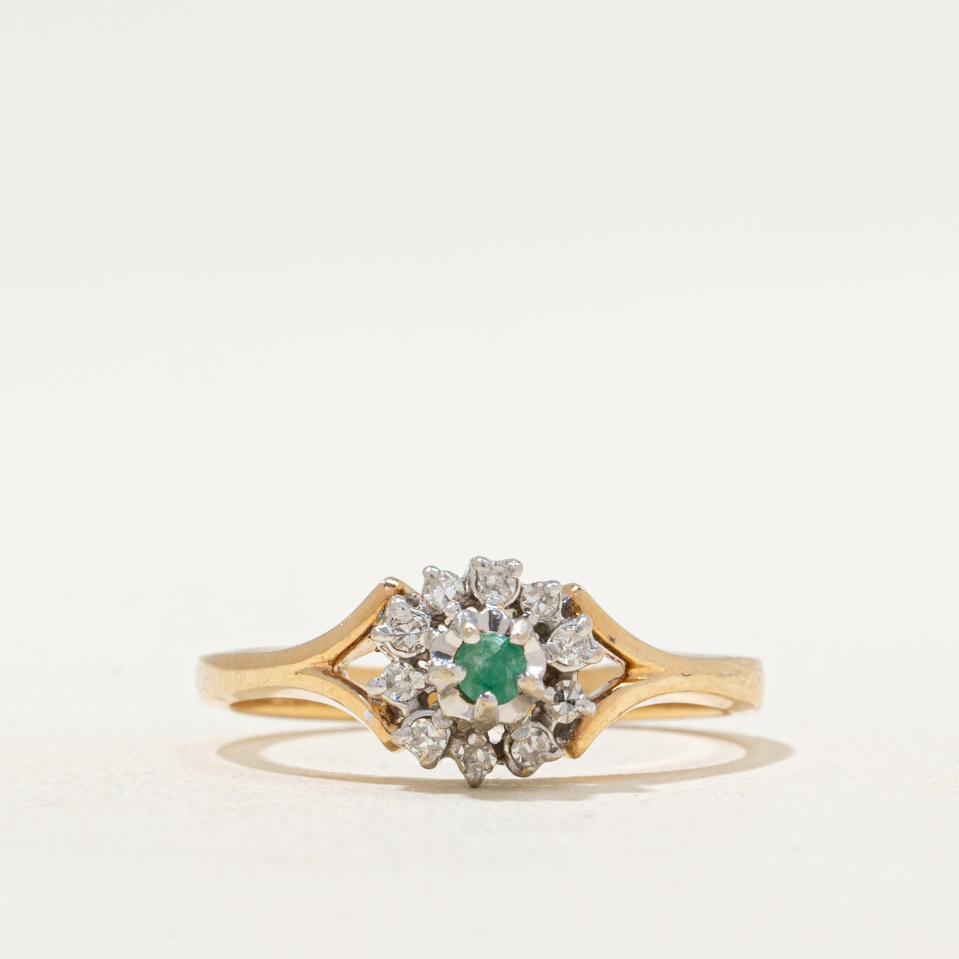 Bague en diamant et émeraude | 0,05 ct au total, 0,04 ct | Taille 6