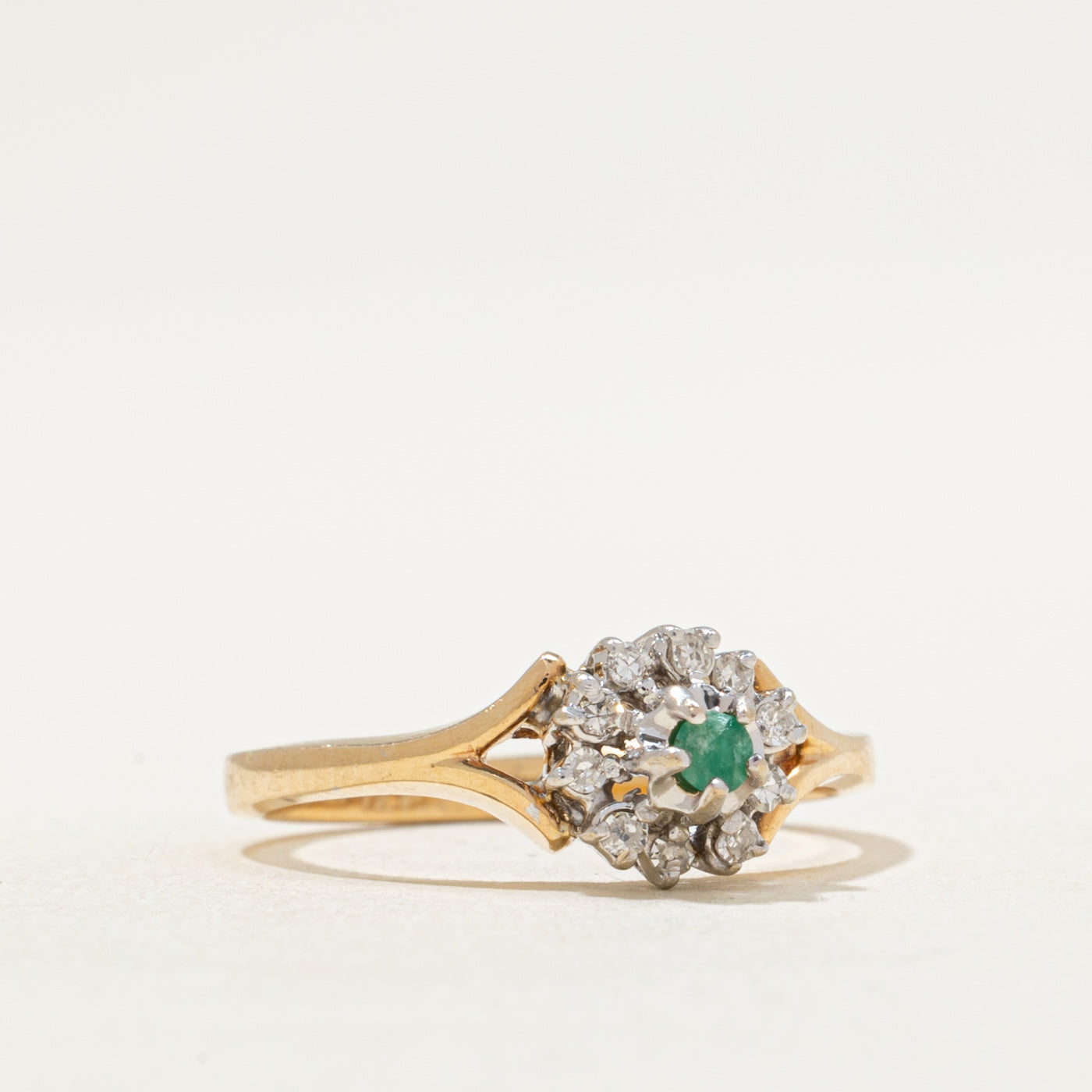 Bague en diamant et émeraude | 0,05 ct au total, 0,04 ct | Taille 6