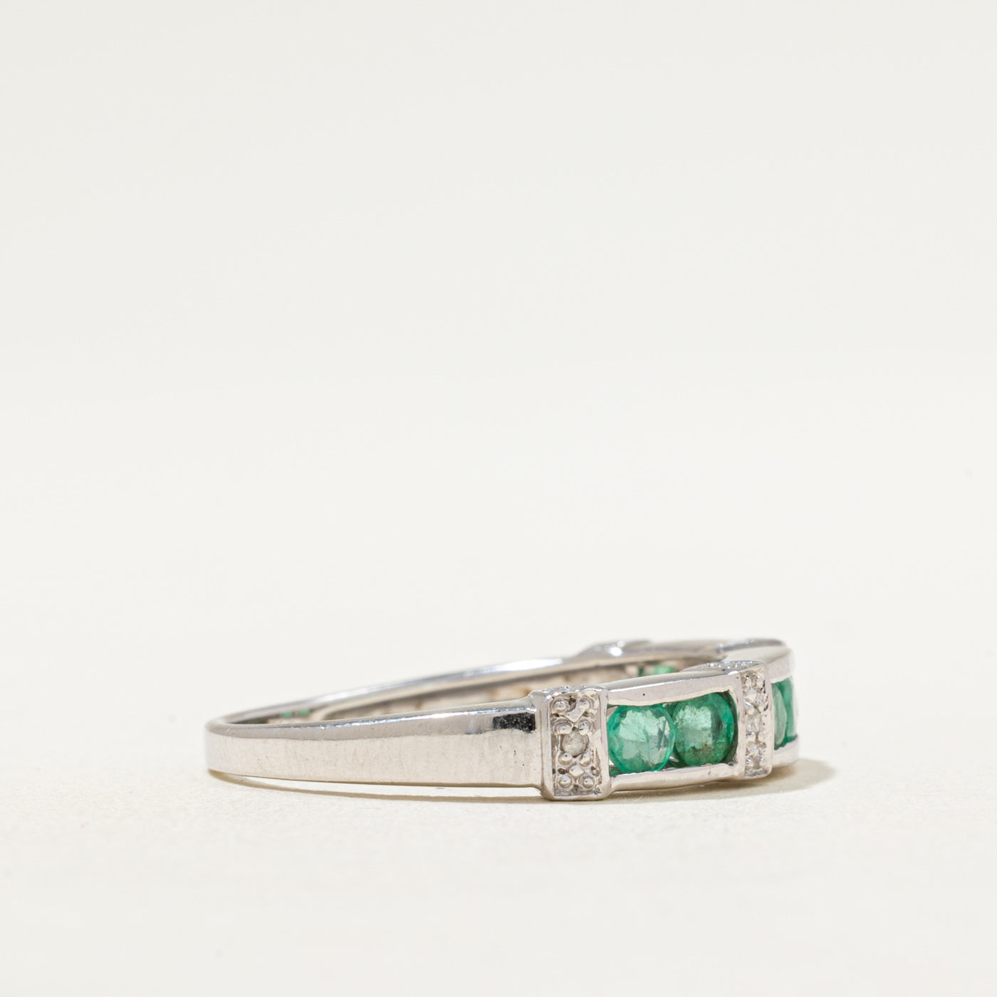 Alliance demi-éternité en émeraudes et diamants | 0,70 ct, 0,02 ct | Taille 9,25