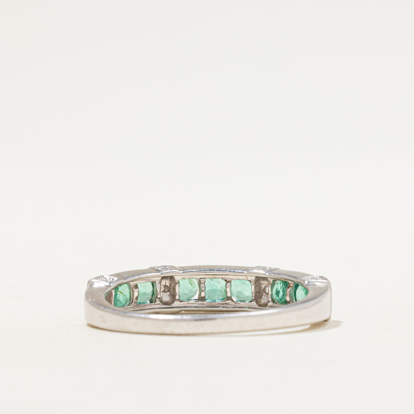 Alliance demi-éternité en émeraudes et diamants | 0,70 ct, 0,02 ct | Taille 9,25