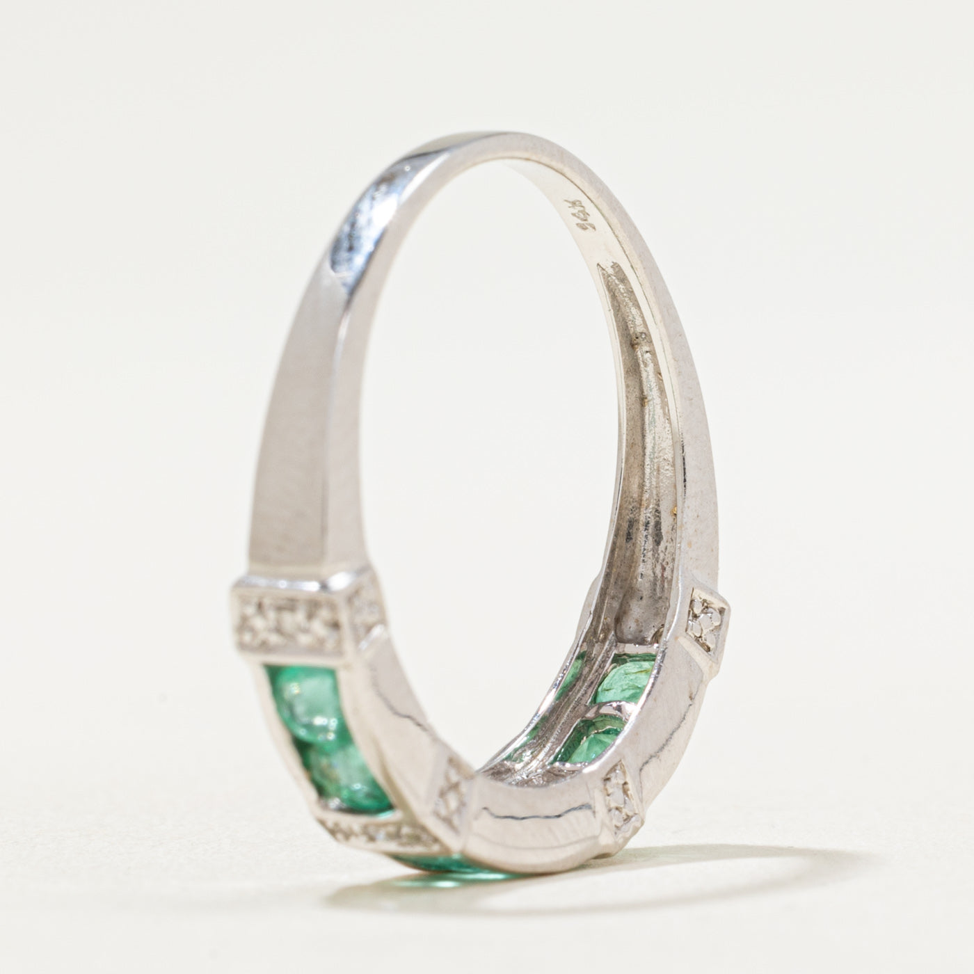 Alliance demi-éternité en émeraudes et diamants | 0,70 ct, 0,02 ct | Taille 9,25