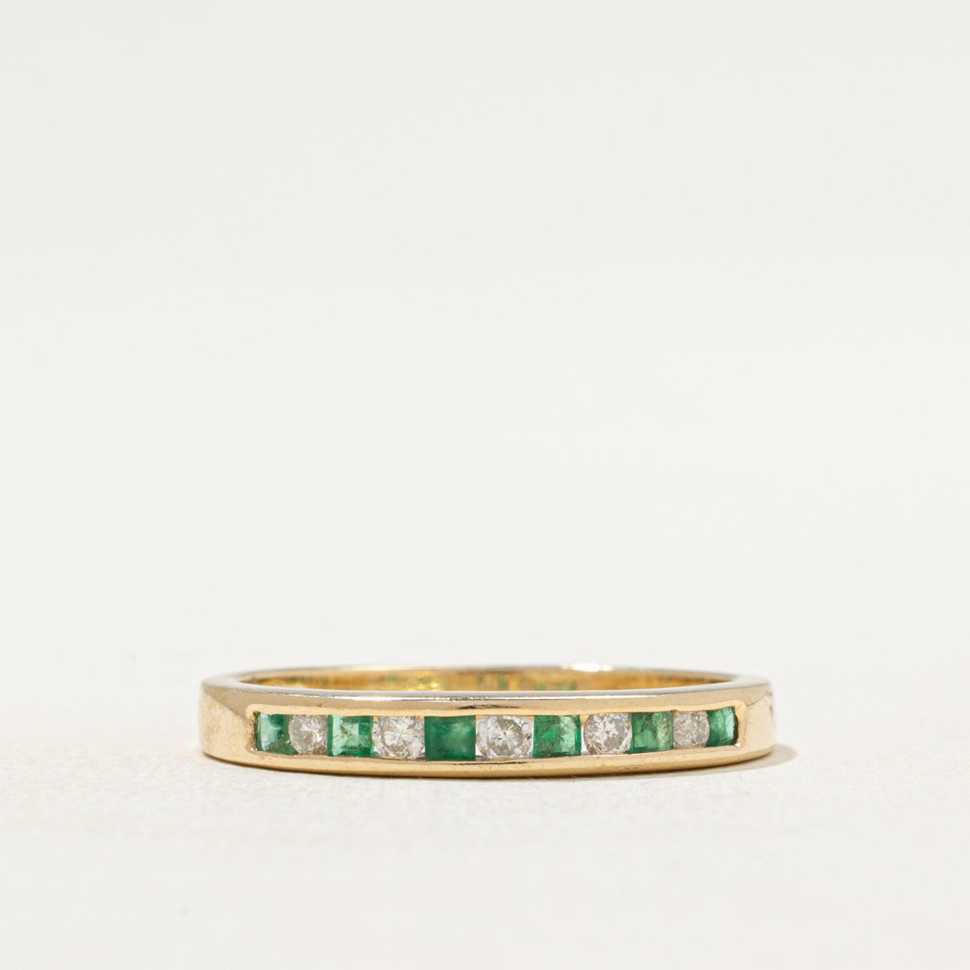Alliance demi-éternité en émeraudes et diamants | 0,10 ct x 0,10 ct | Taille 6