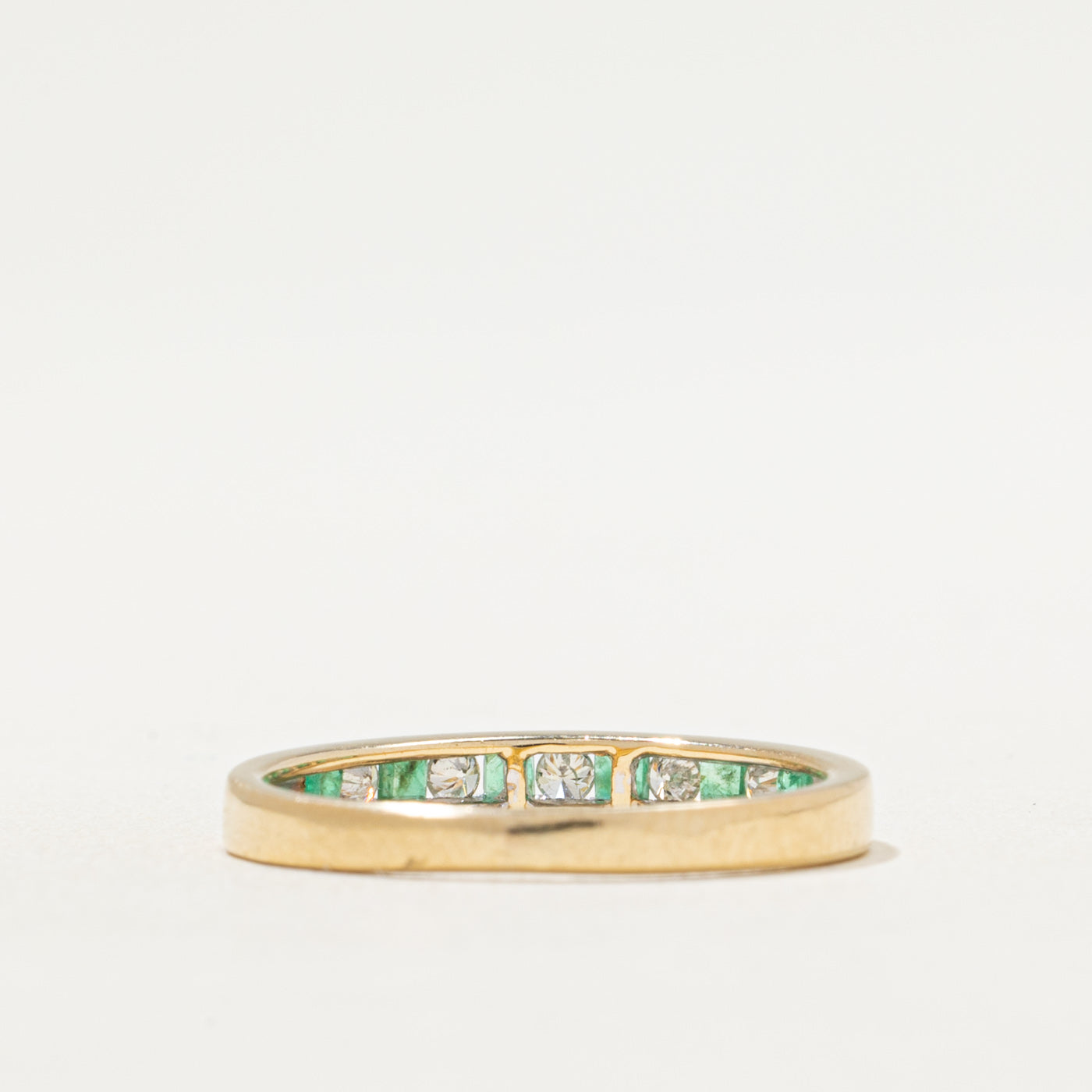 Alliance demi-éternité en émeraudes et diamants | 0,10 ct x 0,10 ct | Taille 6