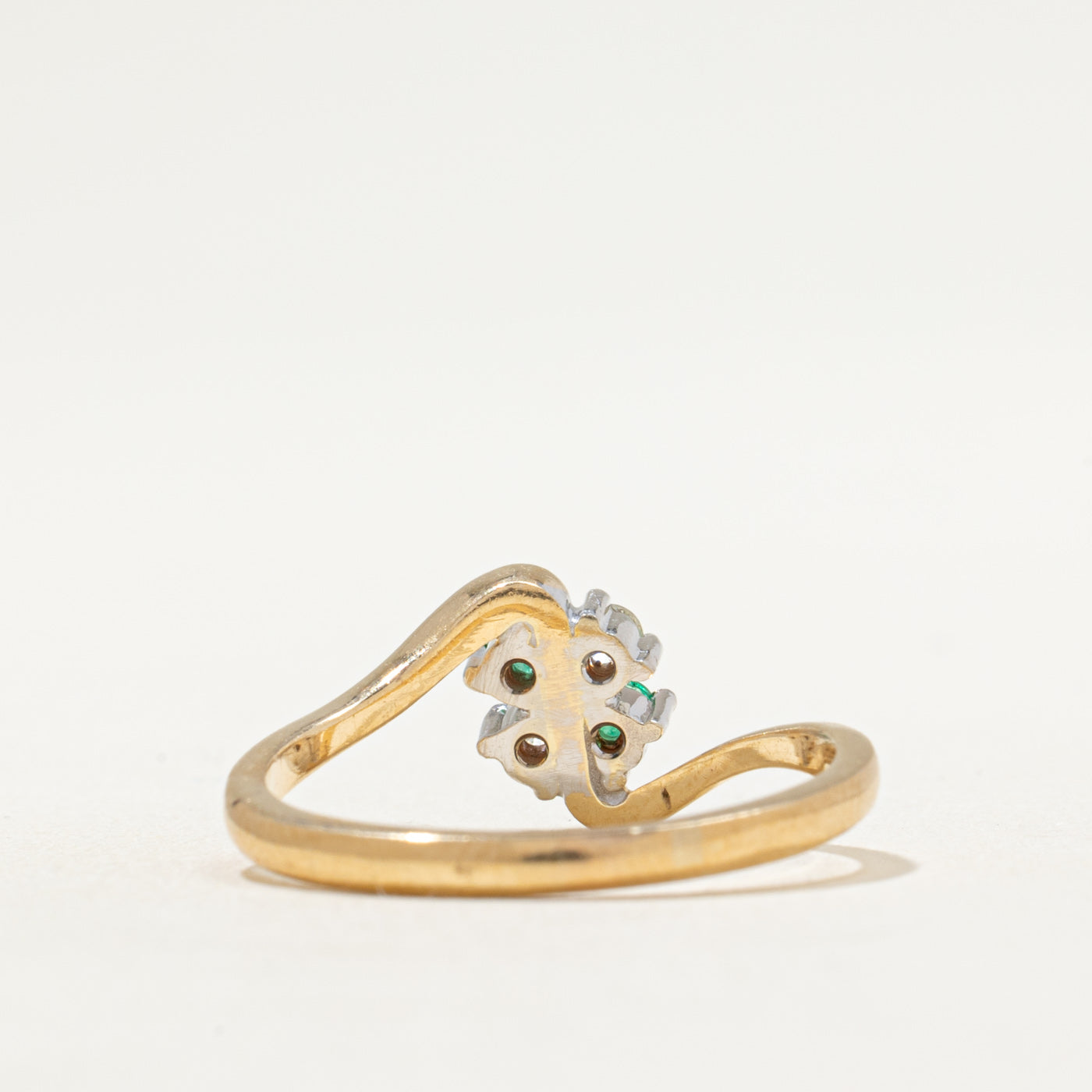 Bague croisée émeraude et diamants | 0,07 ct x 0,07 ct | Taille 7,5
