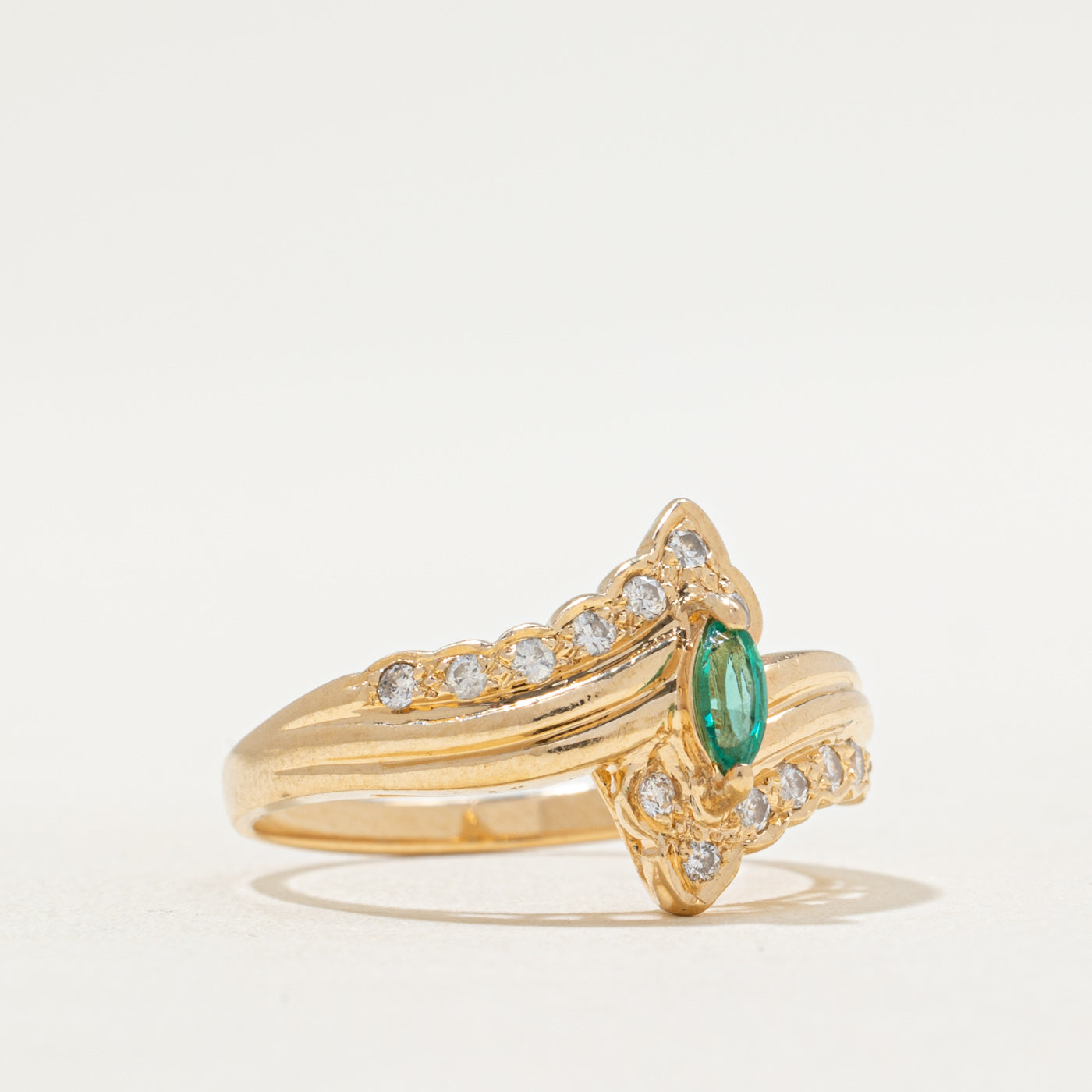 Bague sertie d'émeraudes et de diamants | 0,10 ct, 0,12 ct au total | Taille 6,25