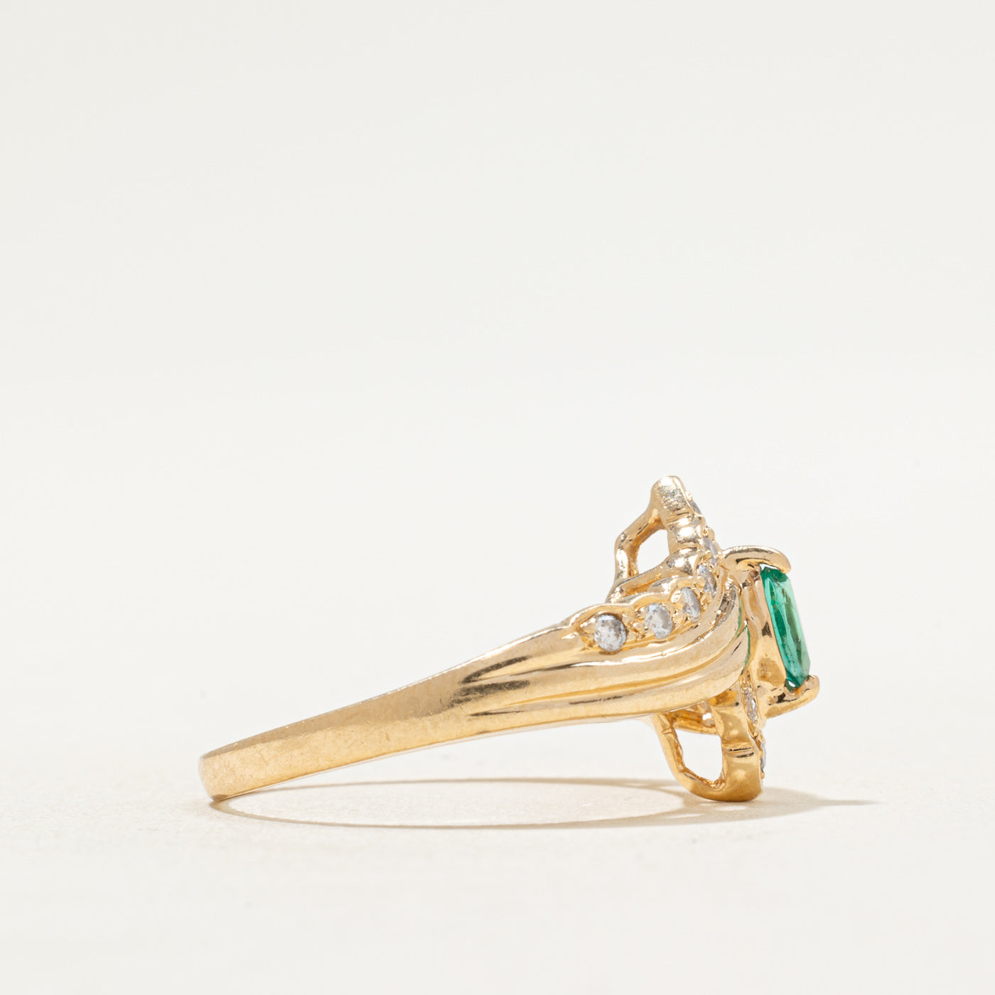 Bague sertie d'émeraudes et de diamants | 0,10 ct, 0,12 ct au total | Taille 6,25