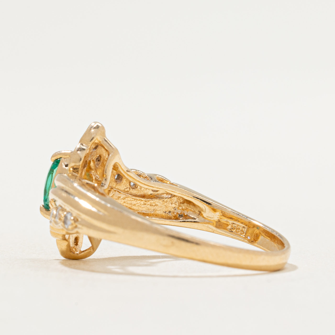 Bague sertie d'émeraudes et de diamants | 0,10 ct, 0,12 ct au total | Taille 6,25