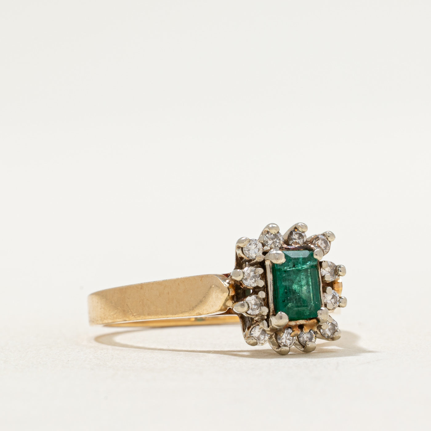 Bague halo émeraude et diamants | 0,40 ct, 0,10 ct au total | Taille 6,75